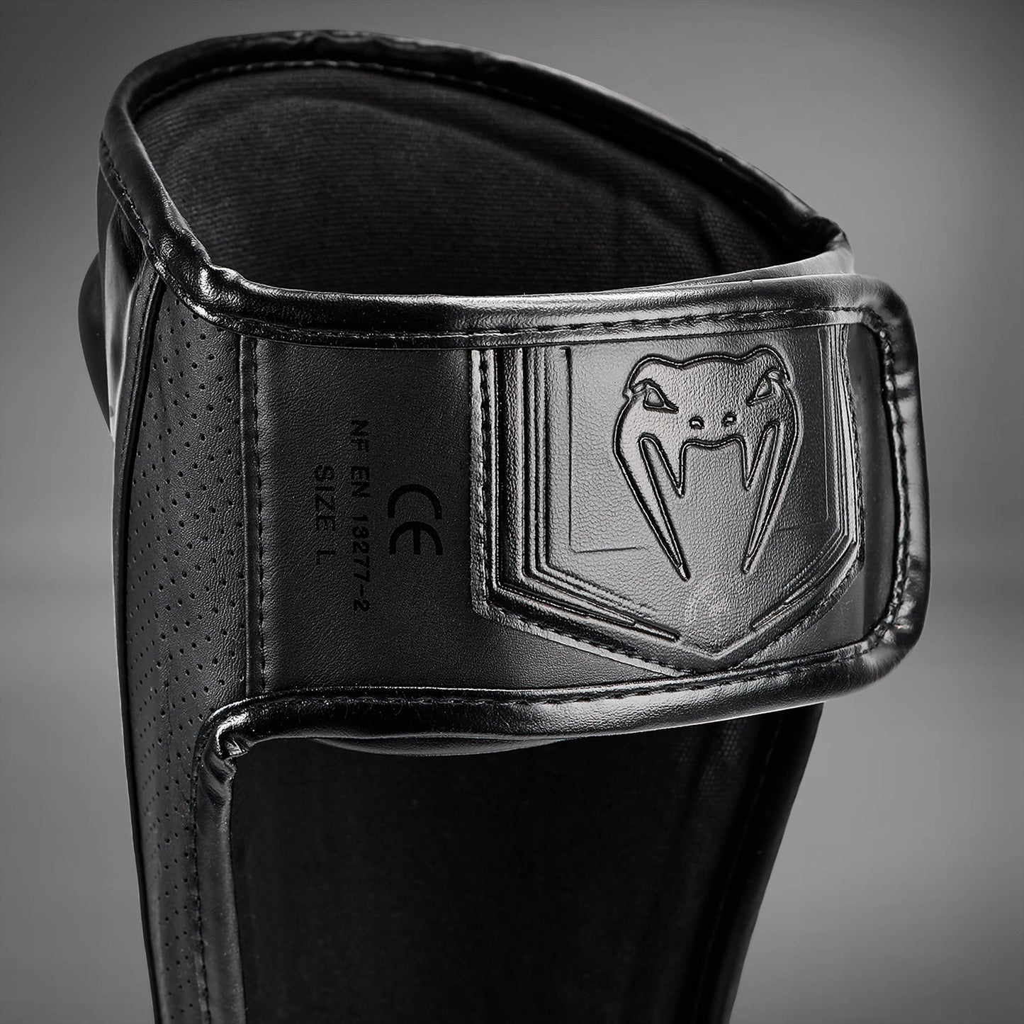 Venum Elite Evo scheenbeschermers - Zwart/Zwart