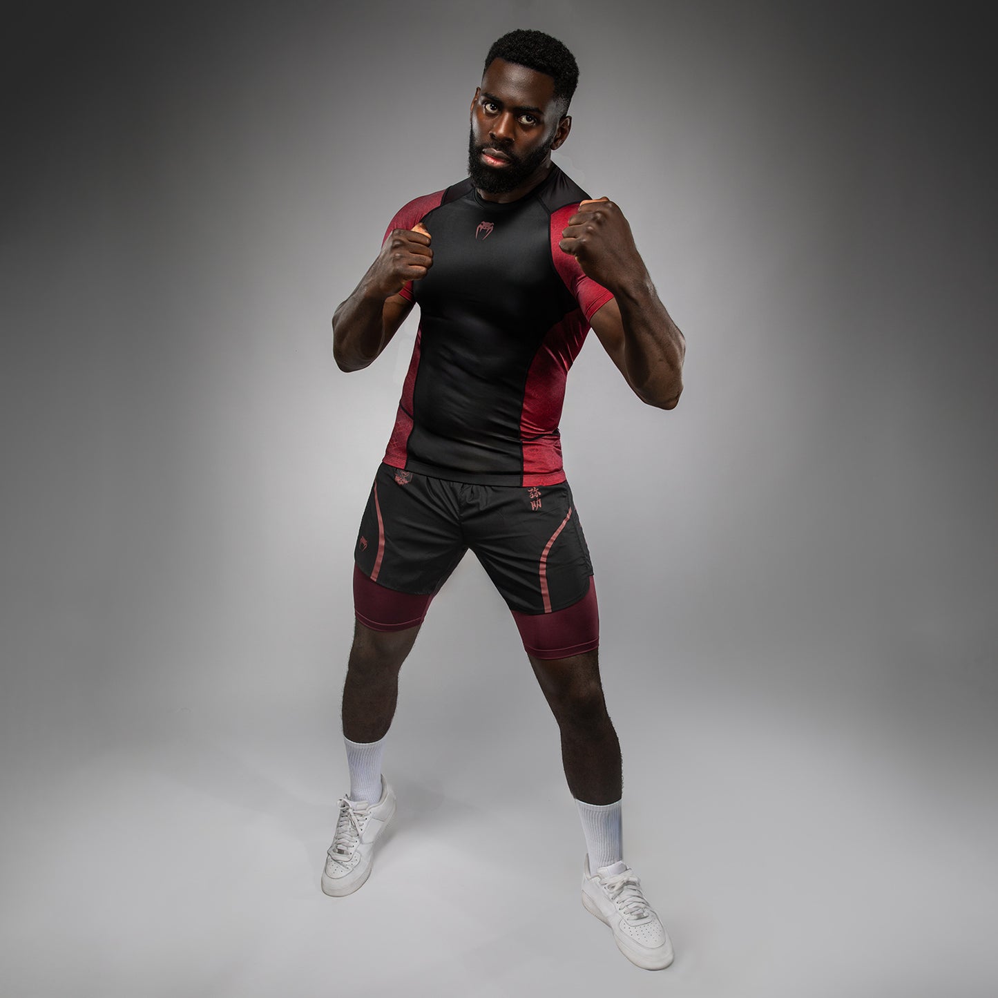 Venum x Assassin’s Creed Shadows Korte Mouwen Rashguard voor Mannen - Bordeaux/Zwart