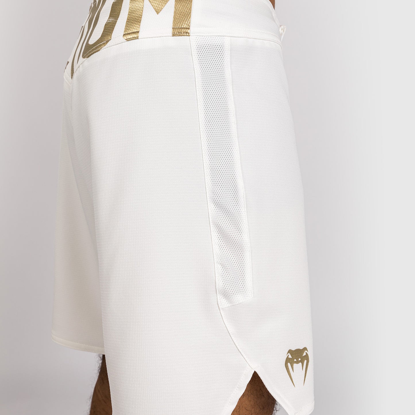 Venum Light 5.0 Vechtshorts - Wit/Goud