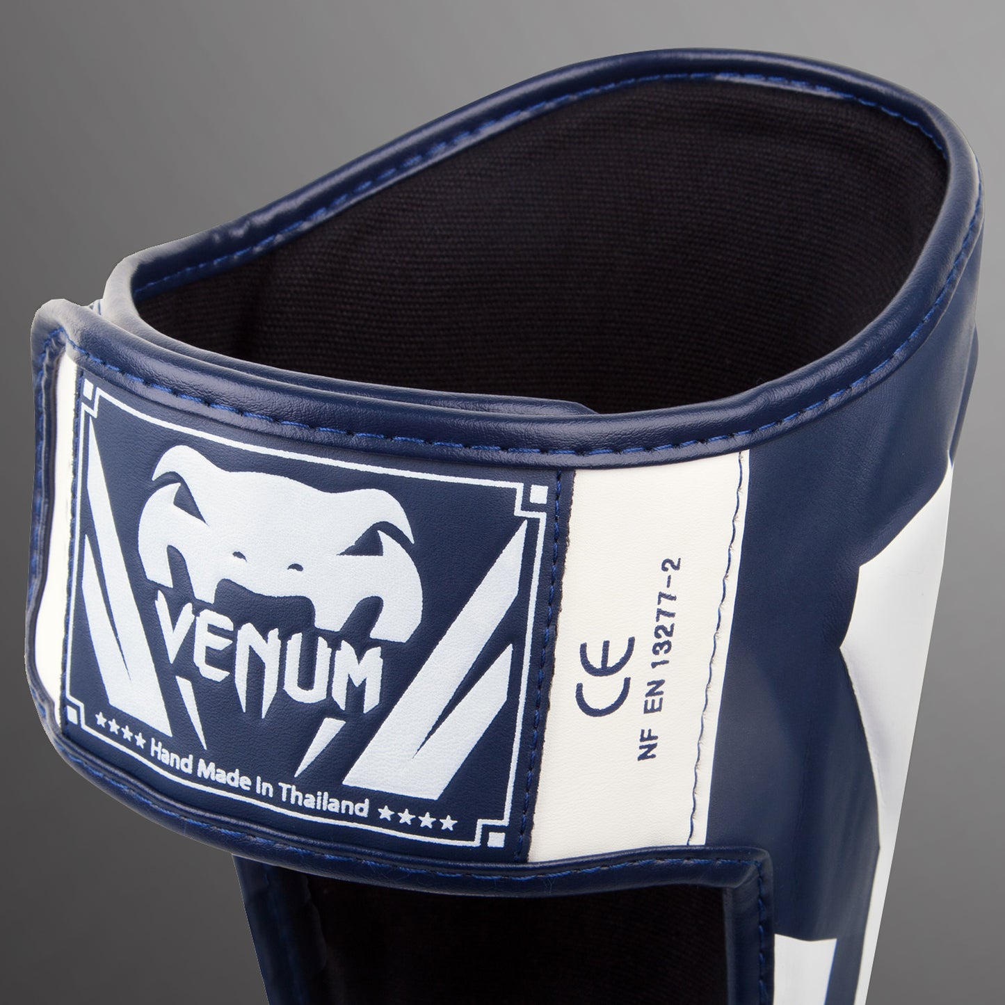 Venum Elite Standup Scheenbeschermers - wit/marineblauw