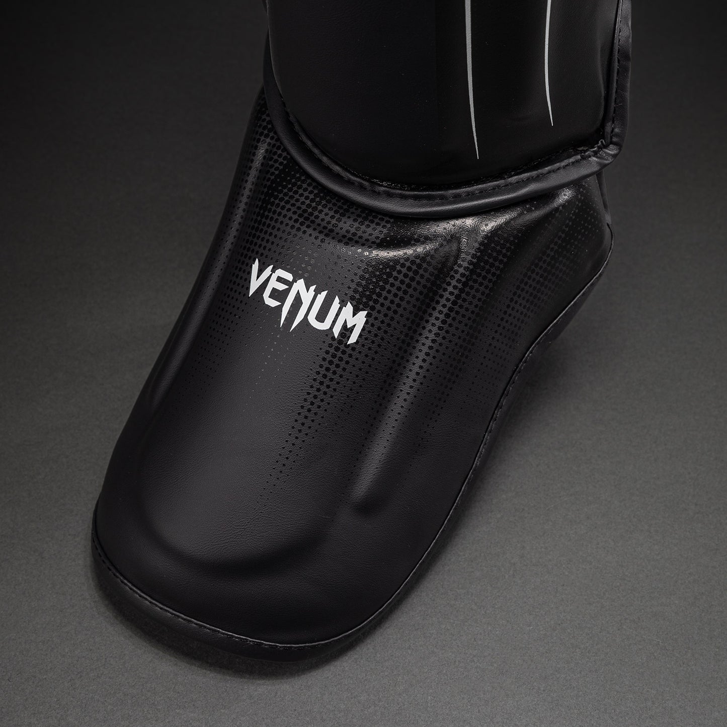 Venum Stealth Scheenbeschermers – Zwart/Wit