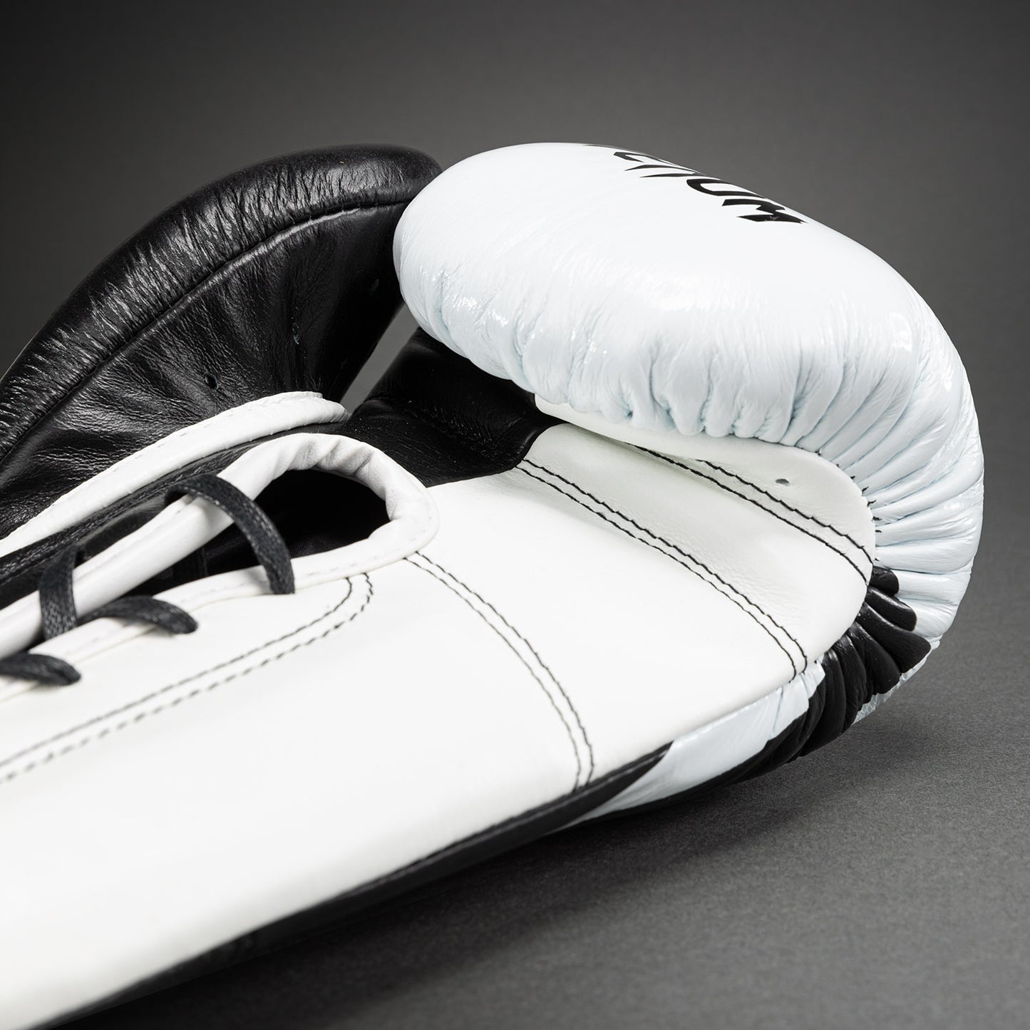 Venum Hammer Pro bokshandschoenen met veters - zwart/wit