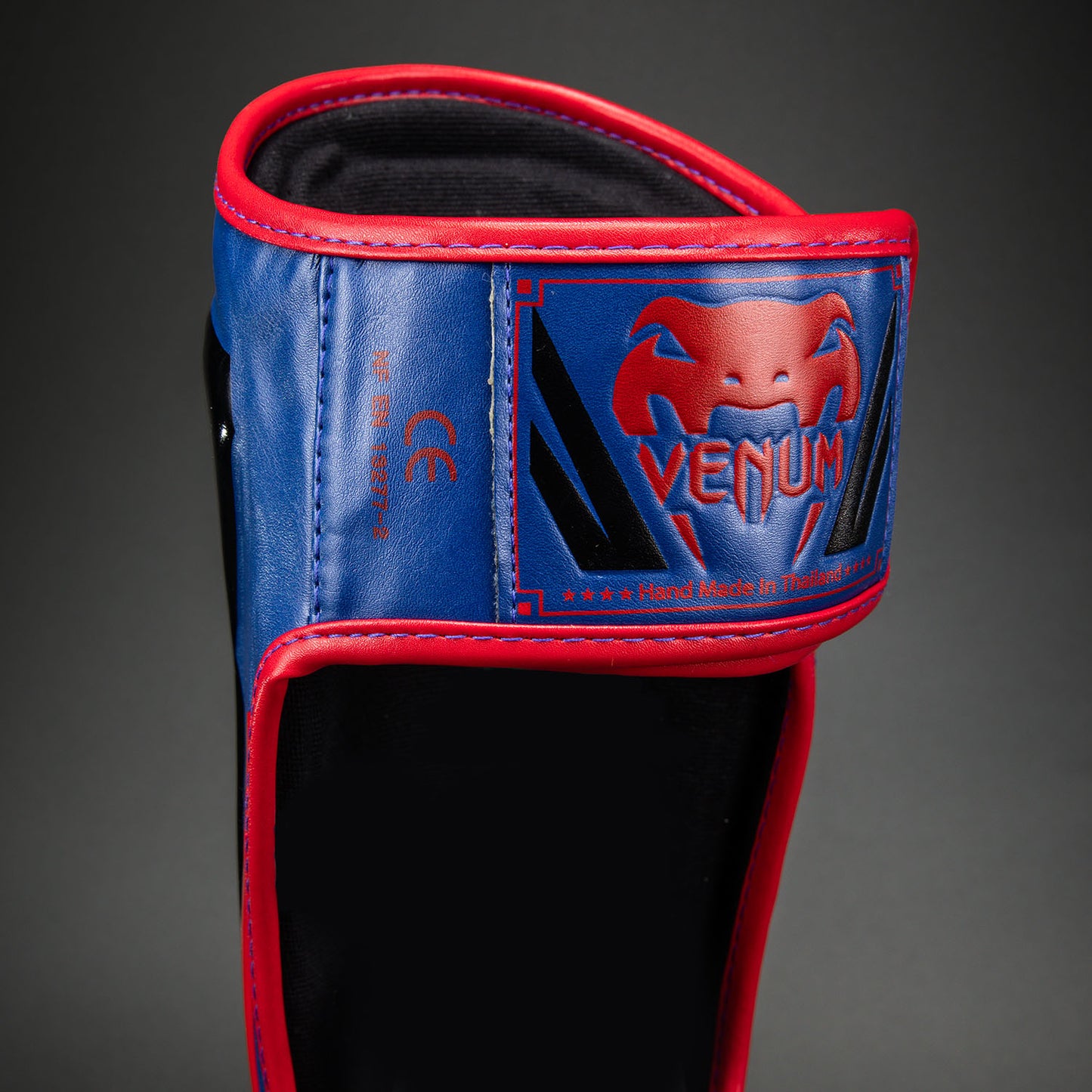 Venum Elite Scheenbeschermers - Donkerblauw/Rood