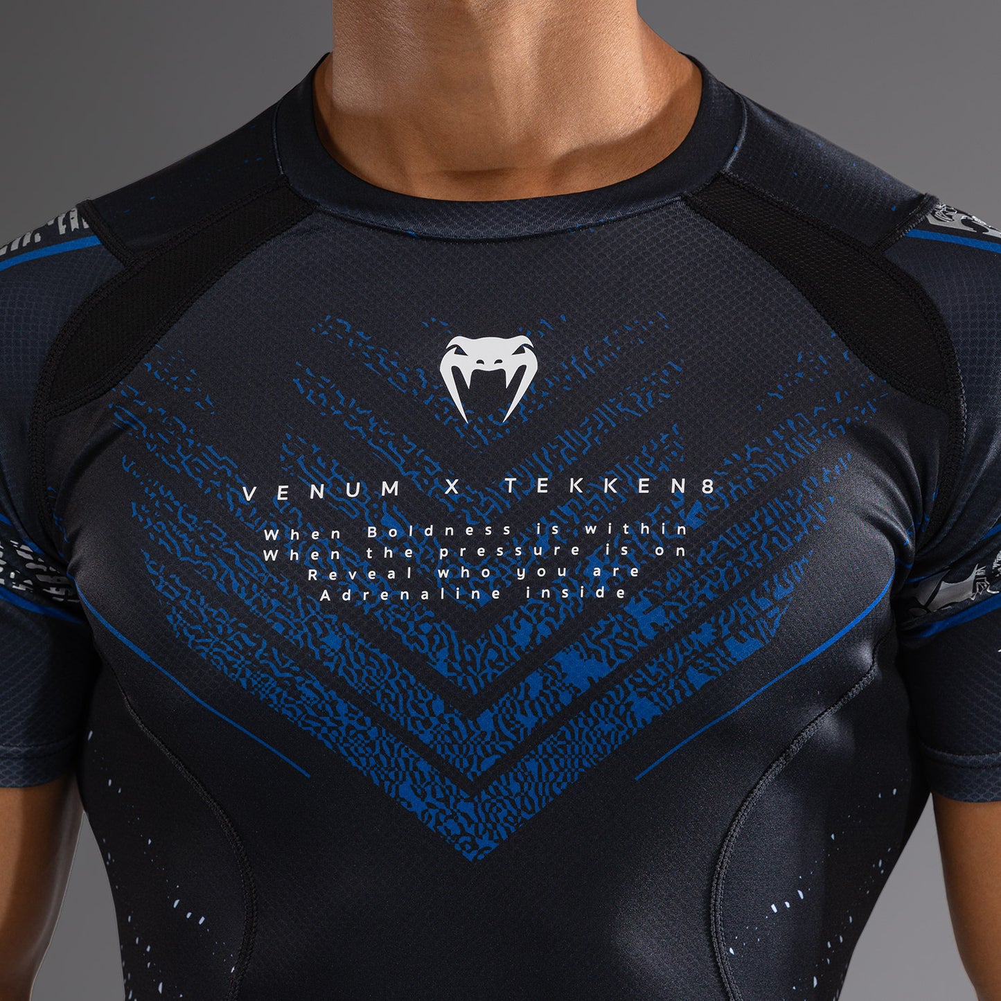 Venum x TEKKEN 8 - Paul Phoenix Rashguard - Zwart/Blauw