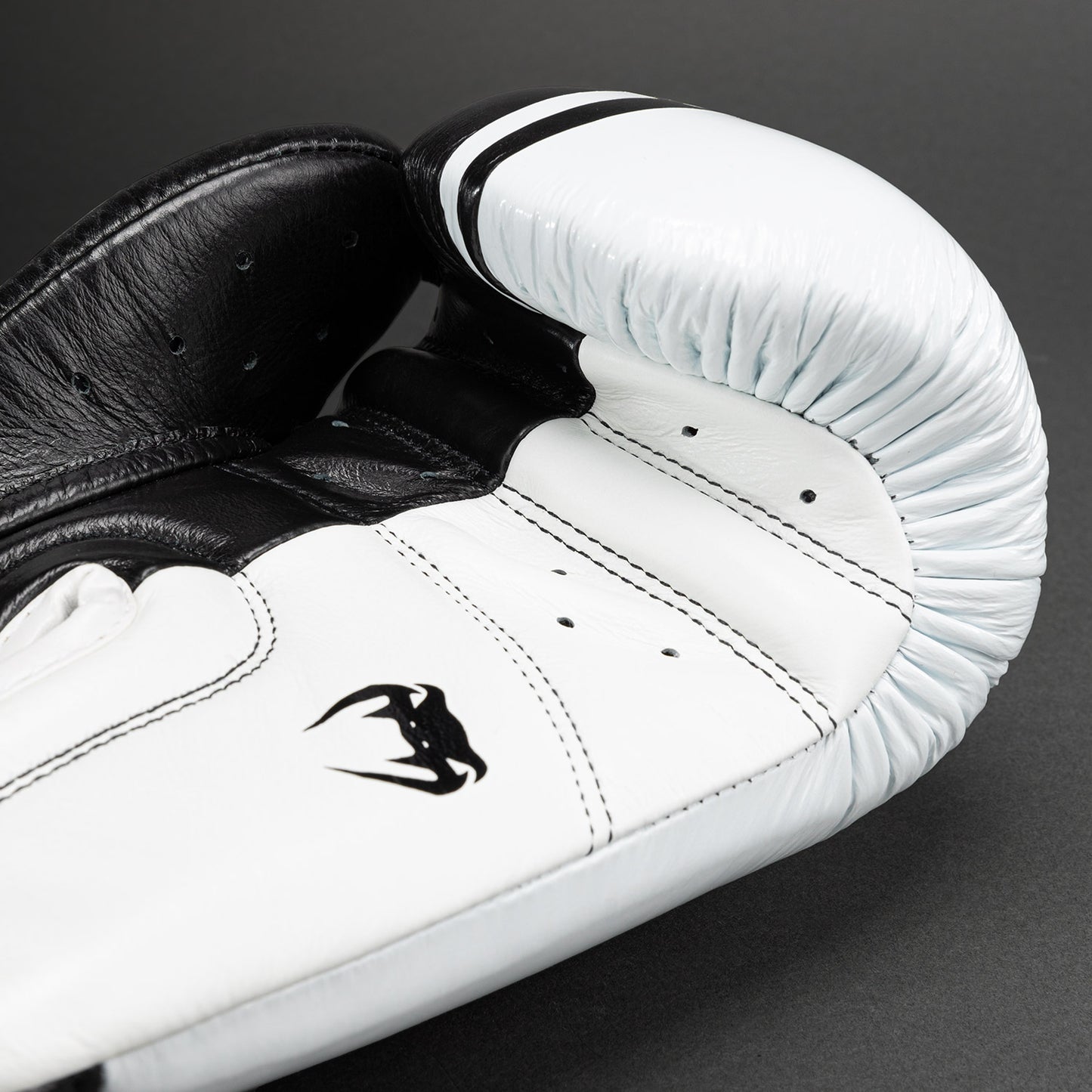 Venum Shield Pro bokshandschoenen met klittenband - zwart/wit