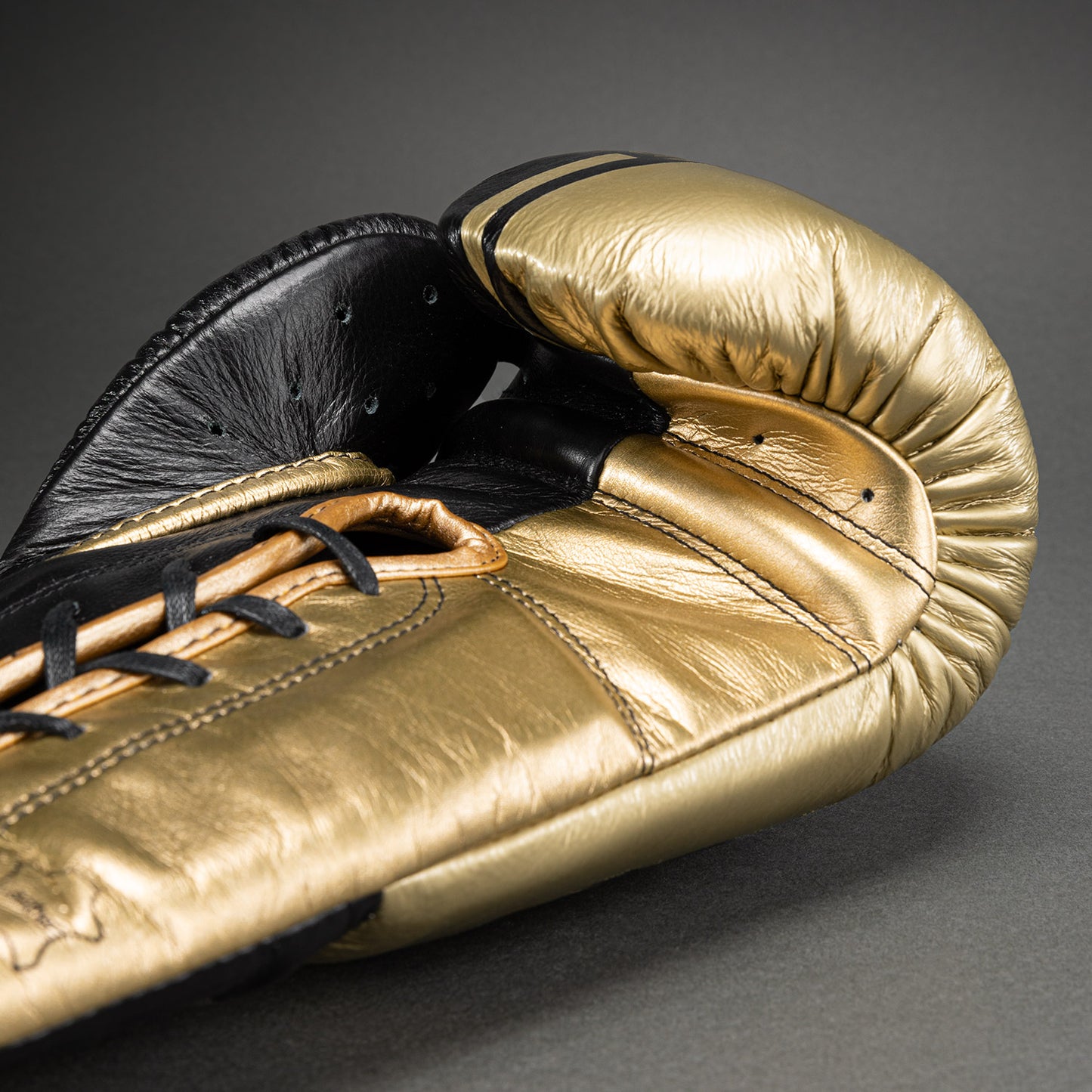 Venum Shield professionele bokshandschoenen met veters - zwart/goud