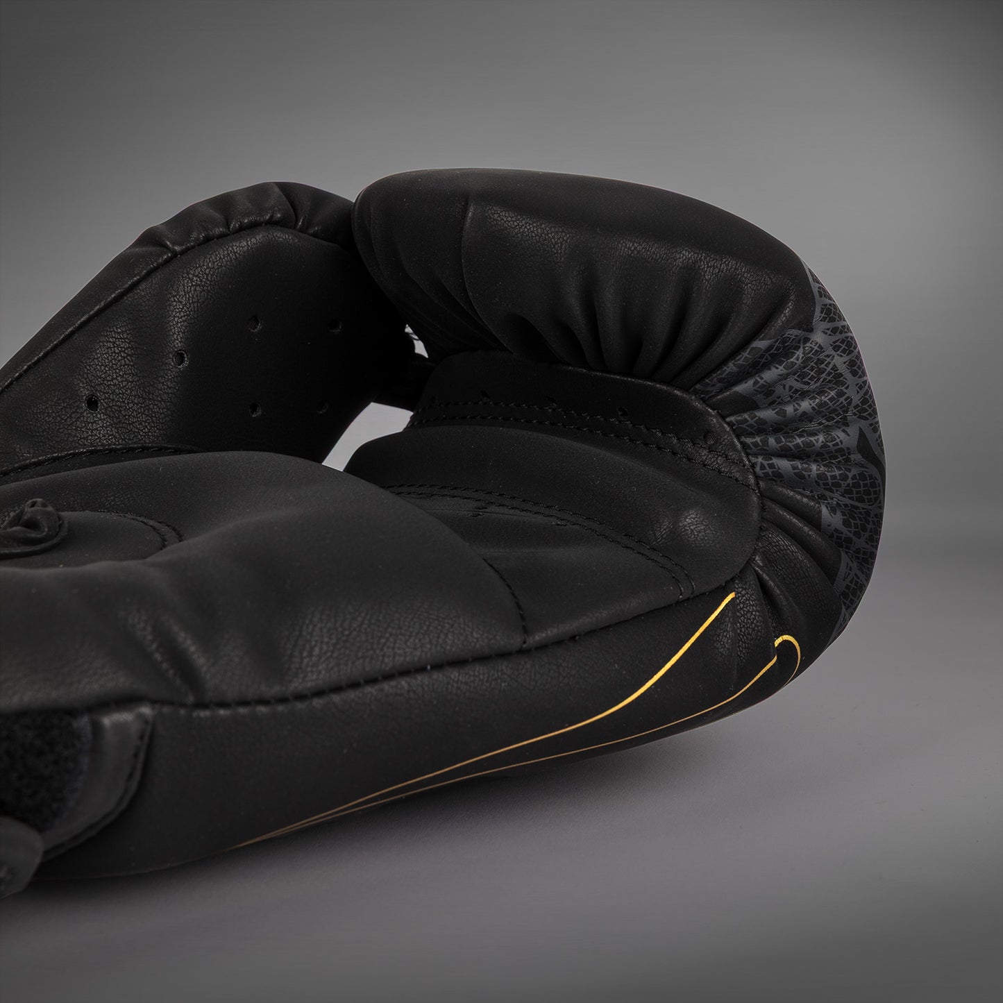Venum Serpenti Bokshandschoenen – Zwart/Zilver/Goud