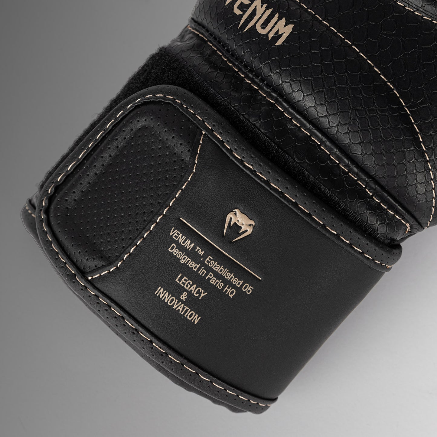 Venum Impact Evo Scales Bokshandschoenen – Zwart