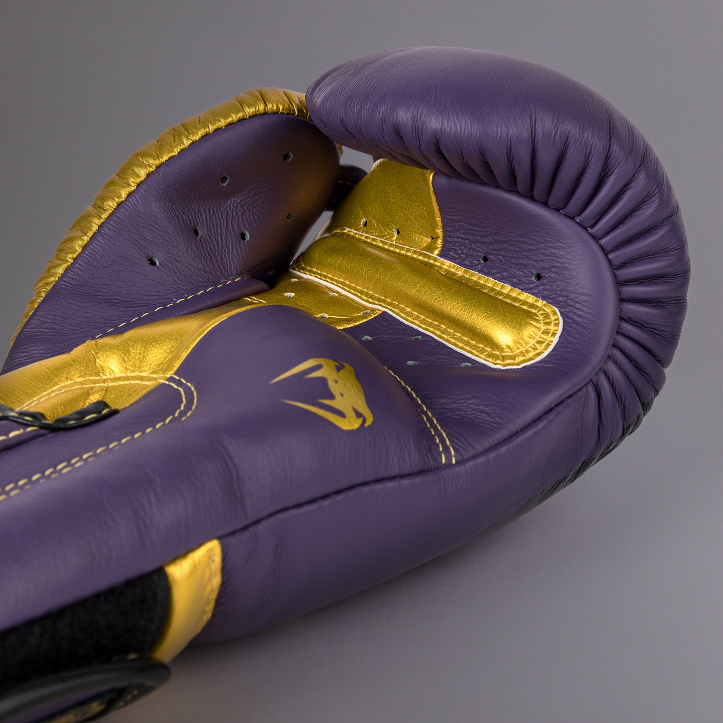 Venum Giant 3.0 Bokshandschoenen - Donkerpaars/goud - Speciale Editie