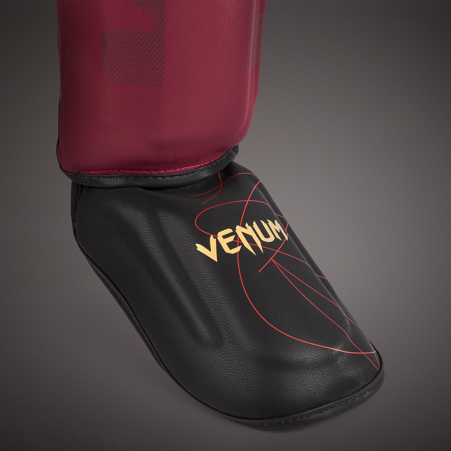 Venum Tactical XT Scheenbeschermers - Zwart/Bourgondië/Goud