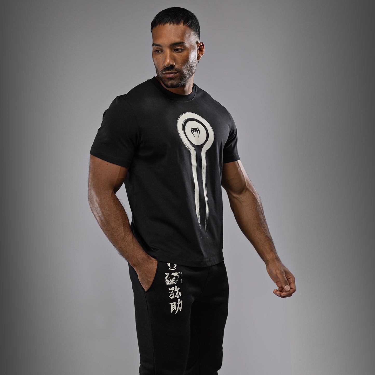 Venum x Assassin’s Creed Shadows T-shirt - Zwart