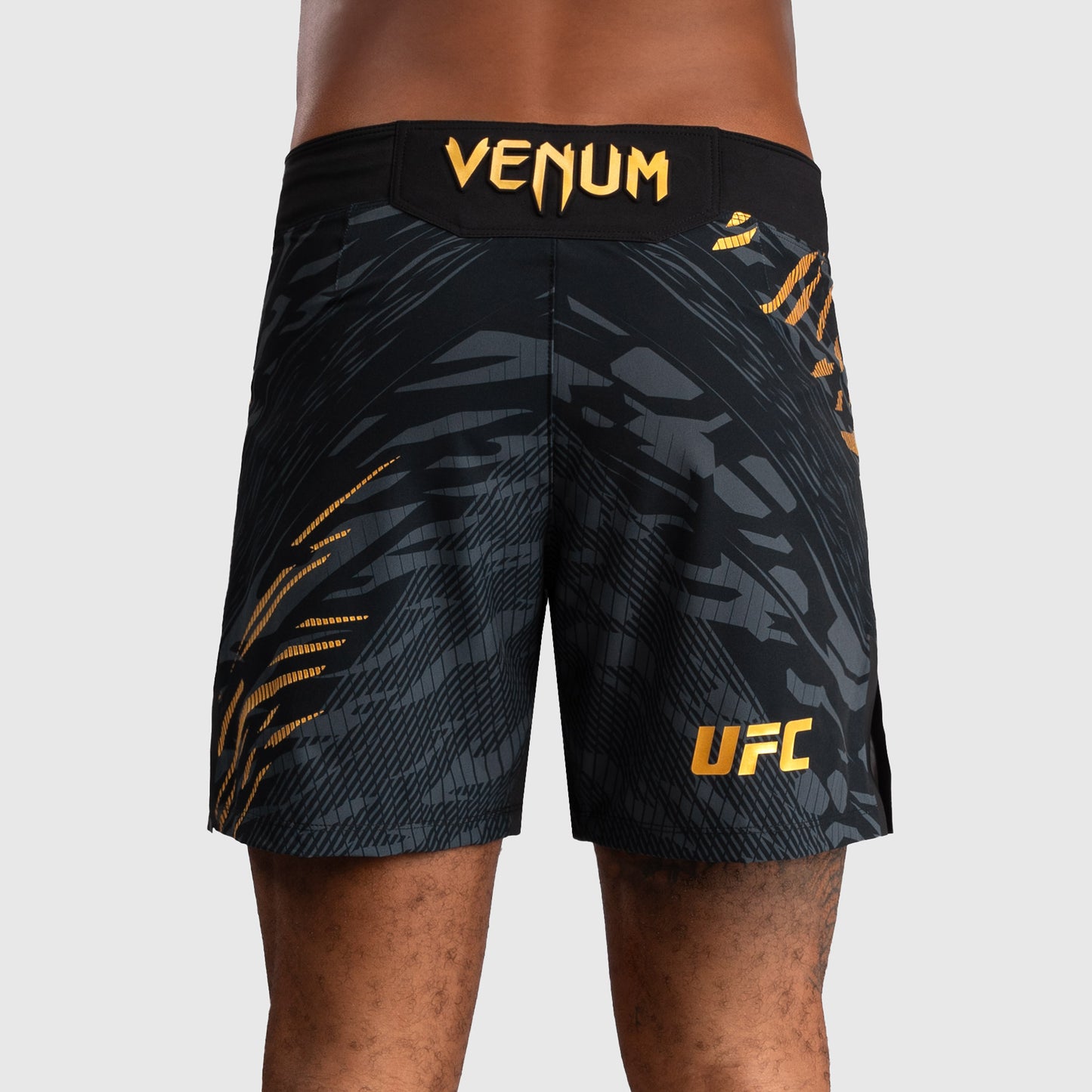 UFC Fusion by Venum Personalized Authentic Fight Night Fight Shorts voor Heren - Kort Fit - Kampioen