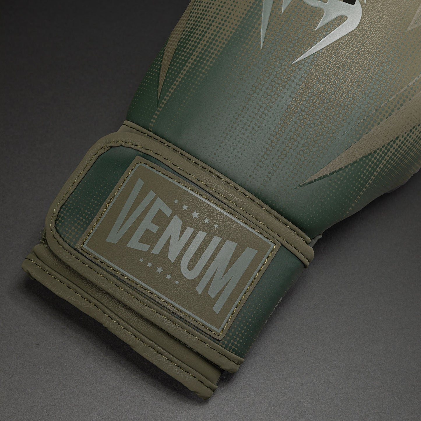 Venum Stealth Bokshandschoenen – Kaki/Donkergroen