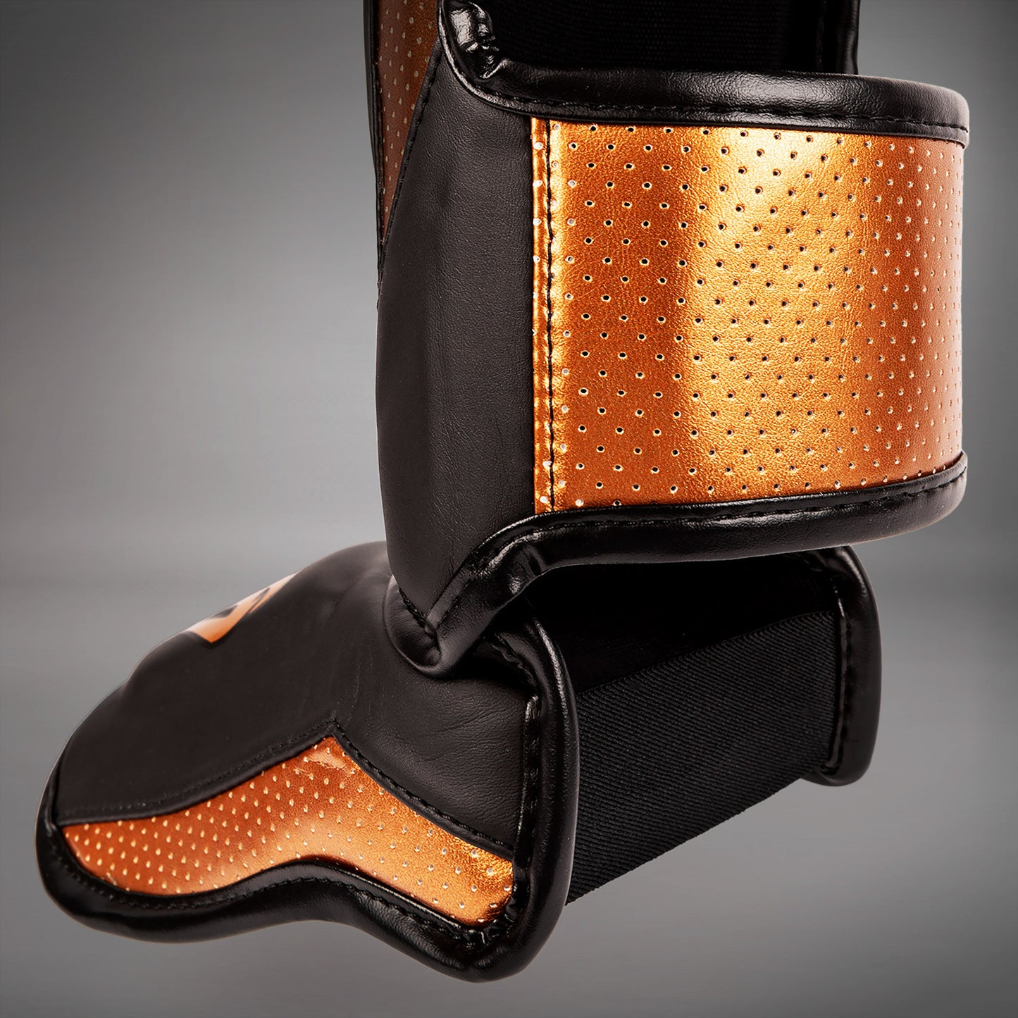 Venum Elite Evo scheenbeschermers - Zwart/Brons