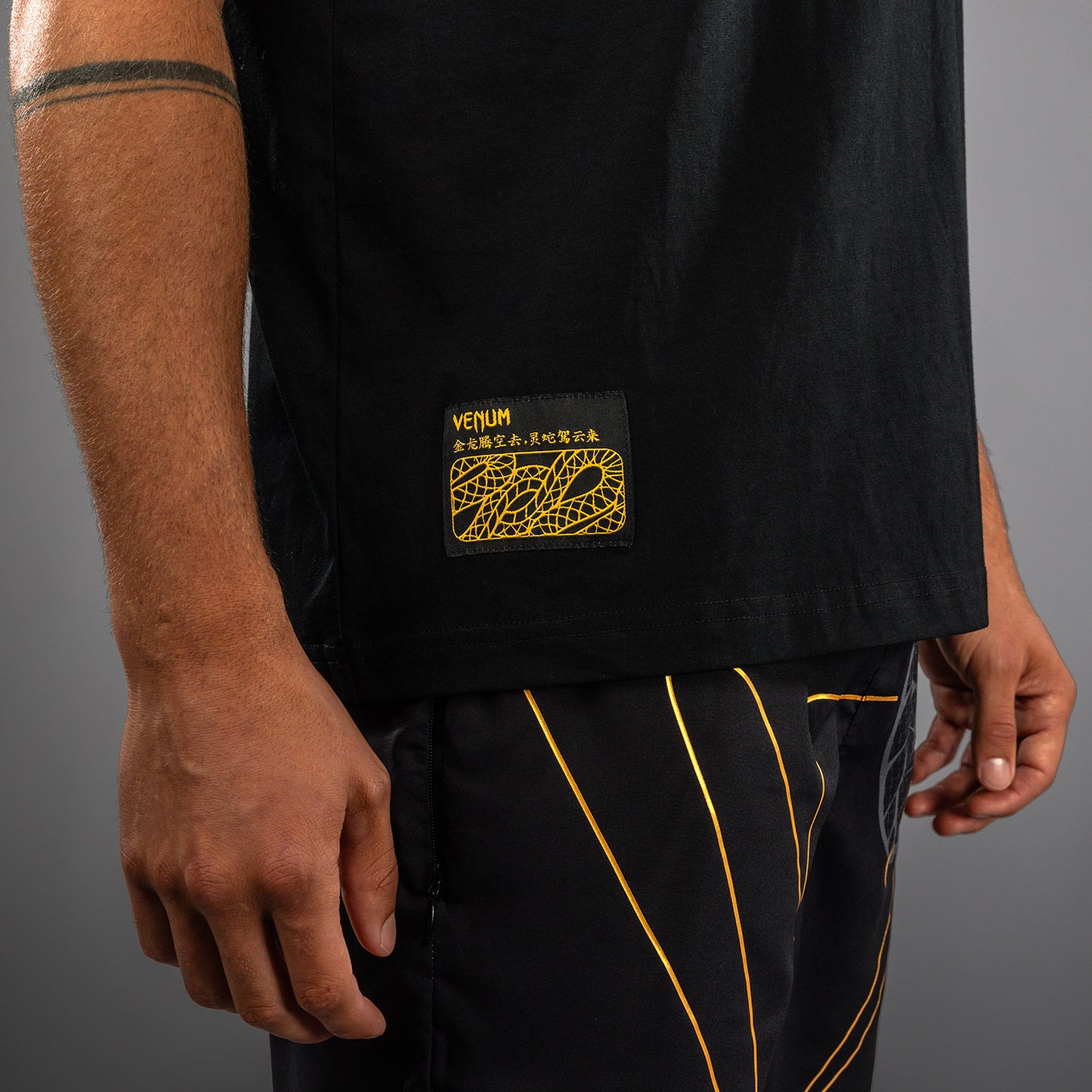 Venum Serpenti T-shirt – Zwart/Zilver/Goud