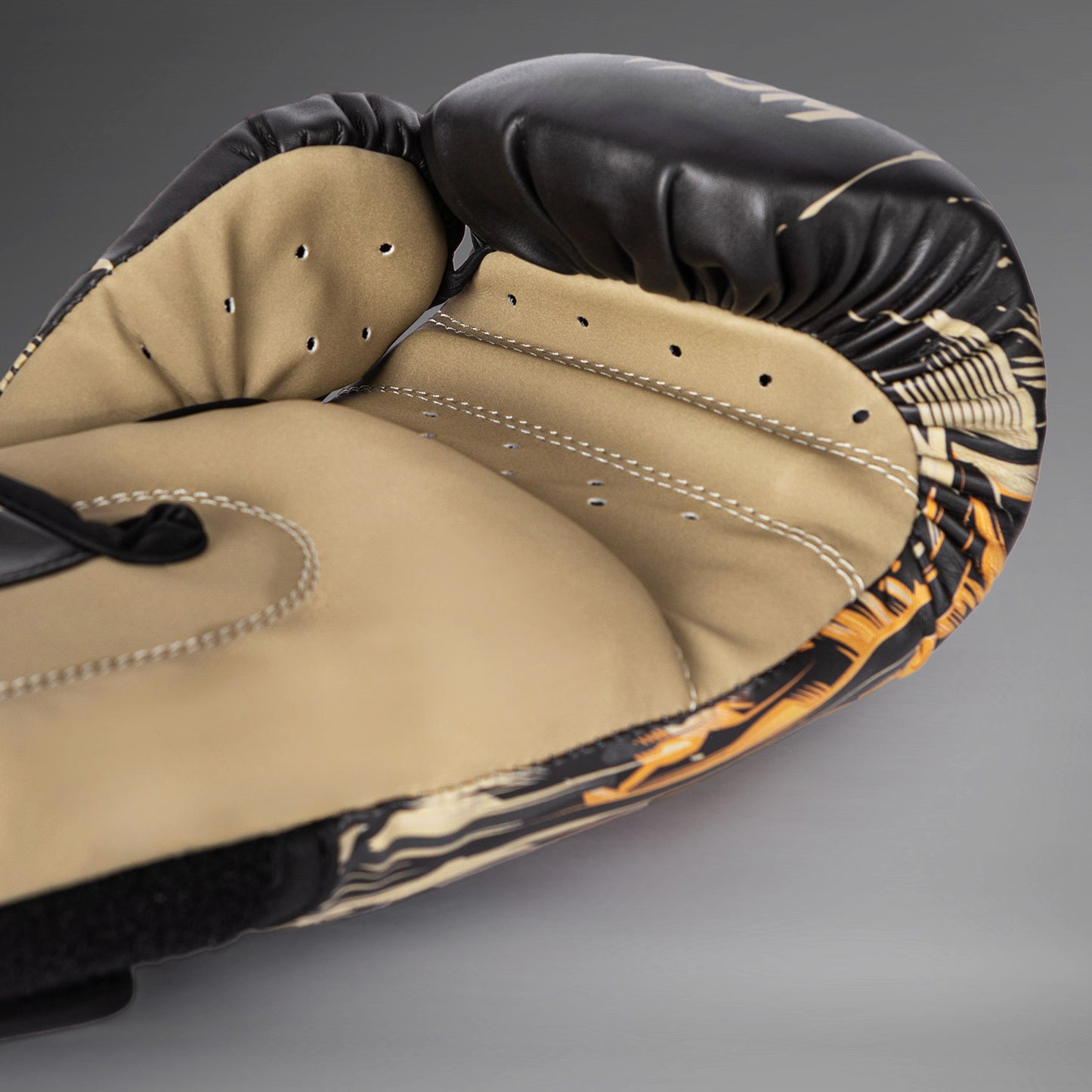 Venum Tiger Bokshandschoenen - Zwart / Neon Oranje