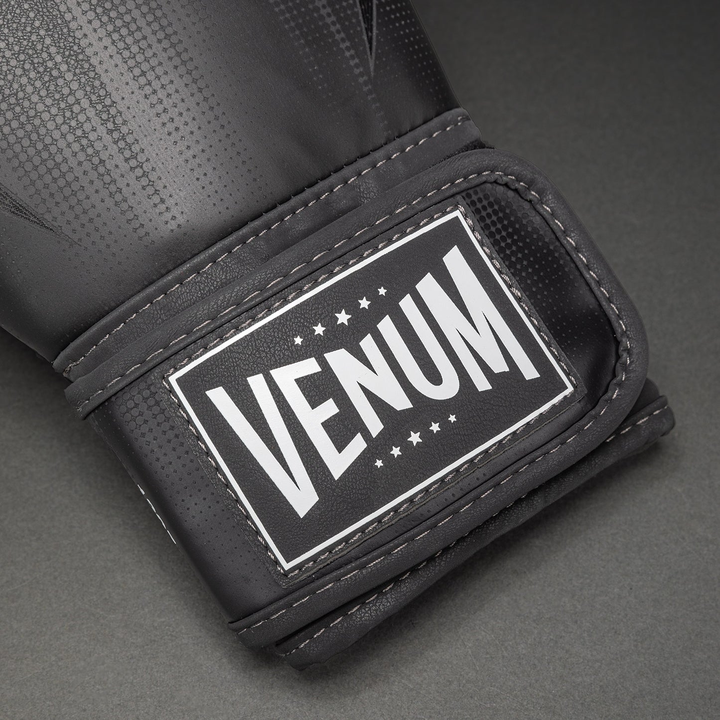 Venum Stealth Bokshandschoenen – Zwart/Wit