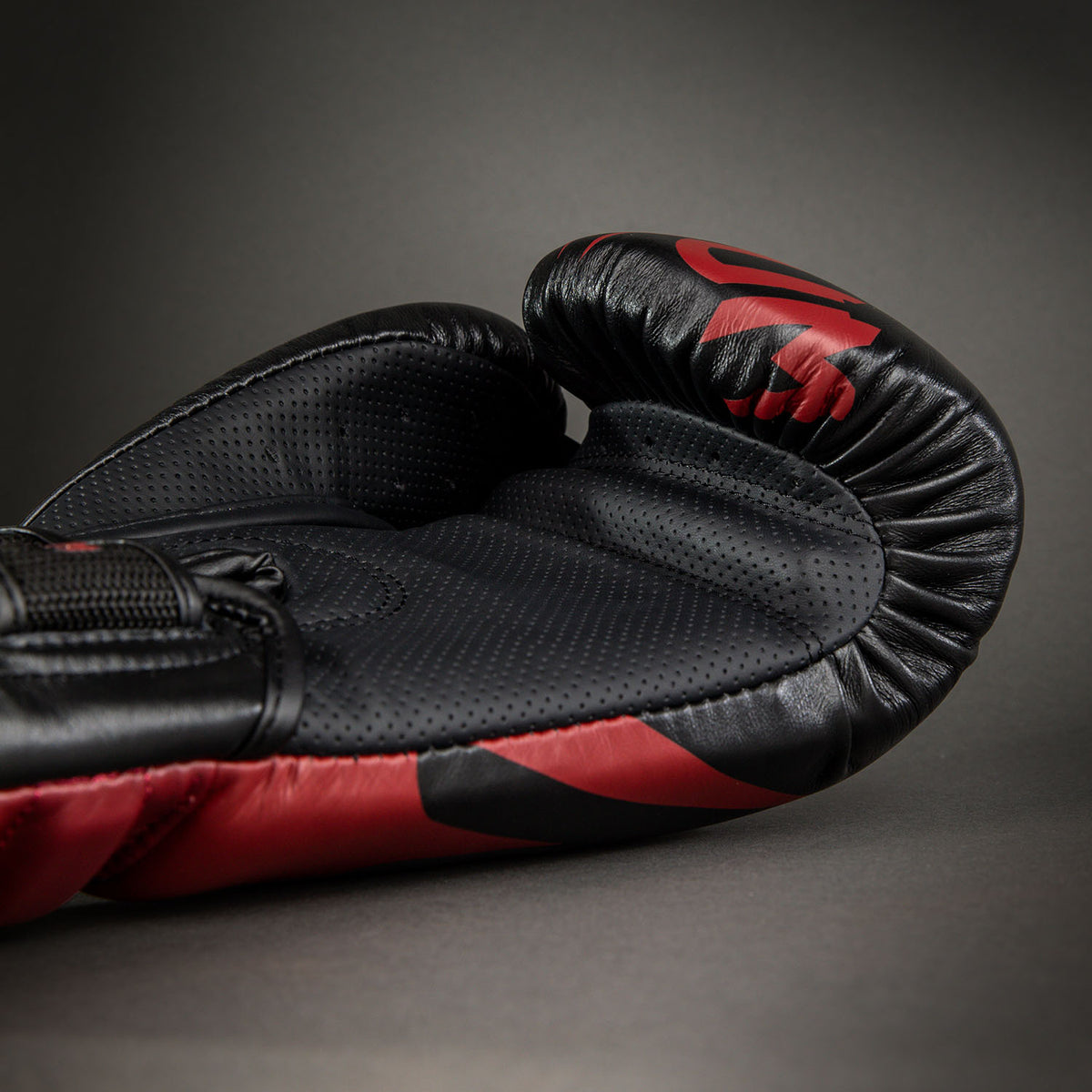 Venum Reverso Bokshandschoenen – Zwart/Rood
