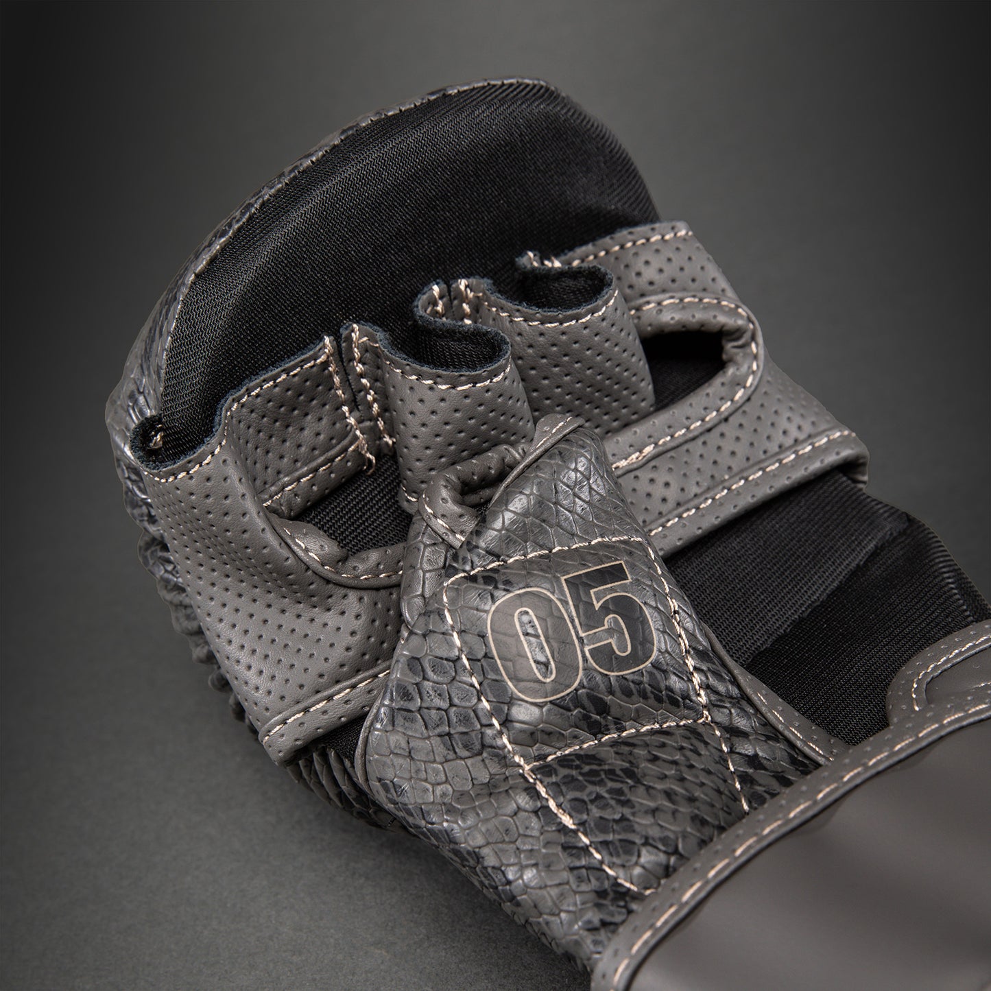 Venum Impact Evo Scales MMA Sparring Handschoenen – Donkergrijs