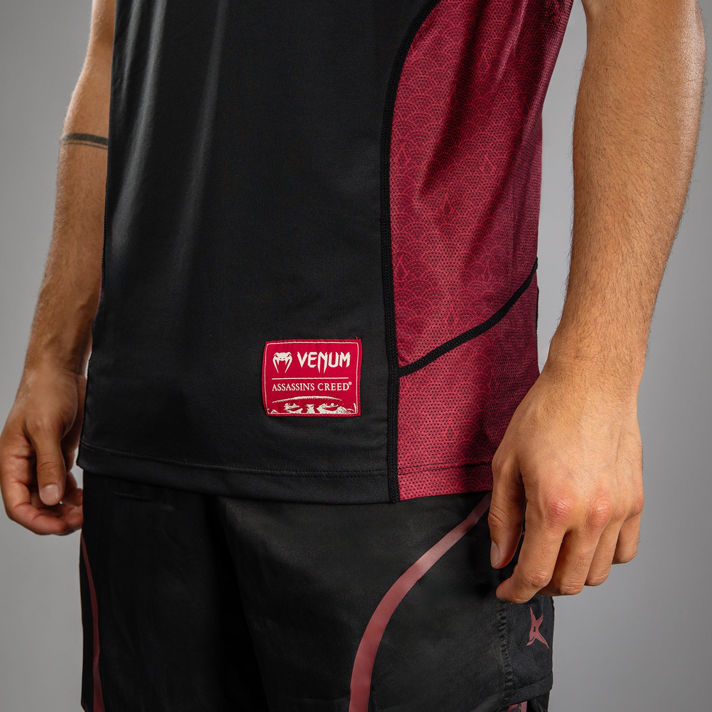 Venum x Assassin’s Creed Shadows Heren Dry-Tech T-Shirt - Bordeau/Zwart