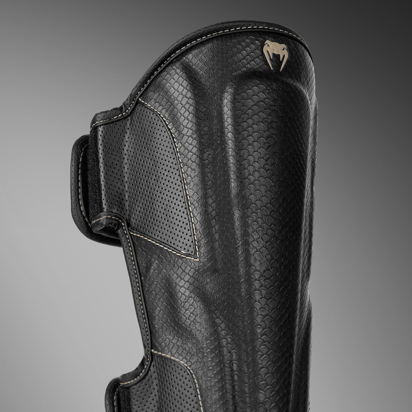 Venum Impact Evo Scales Scheenbeschermers – Zwart