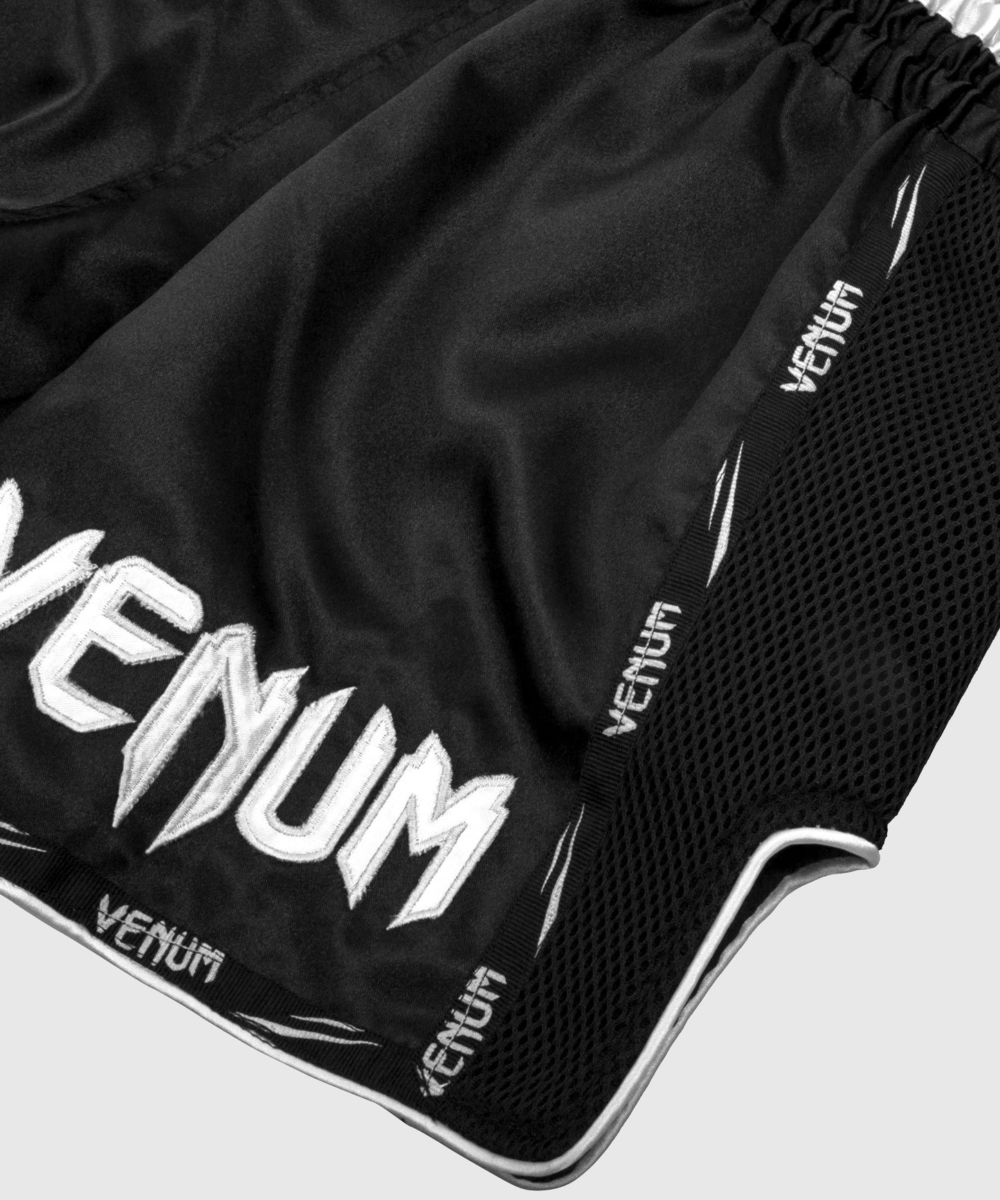 Venum Giant Muay Thai Short - Zwart/Wit