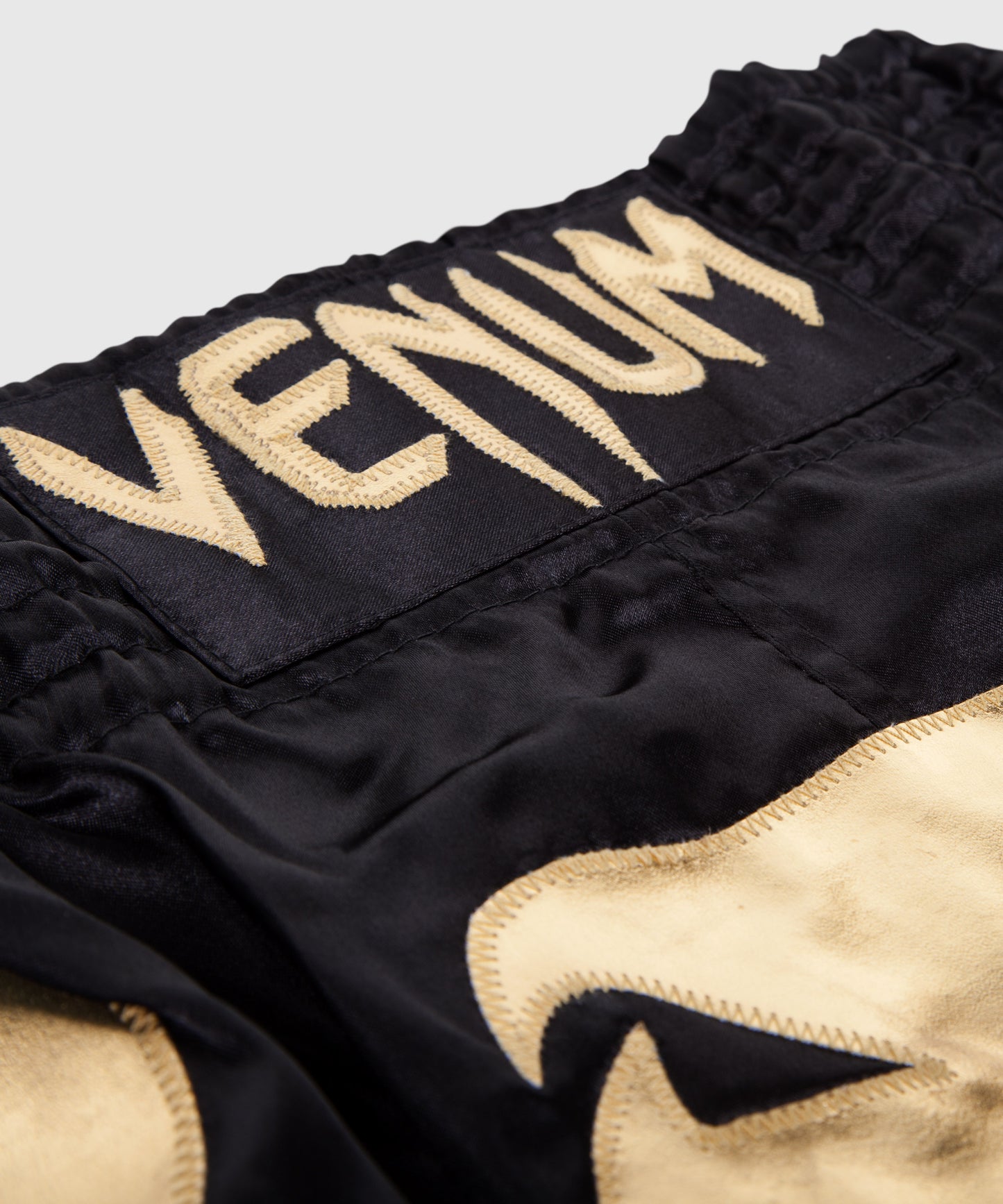 Venum Bangkok Inferno Muay Thai Shorts - zwart/goud