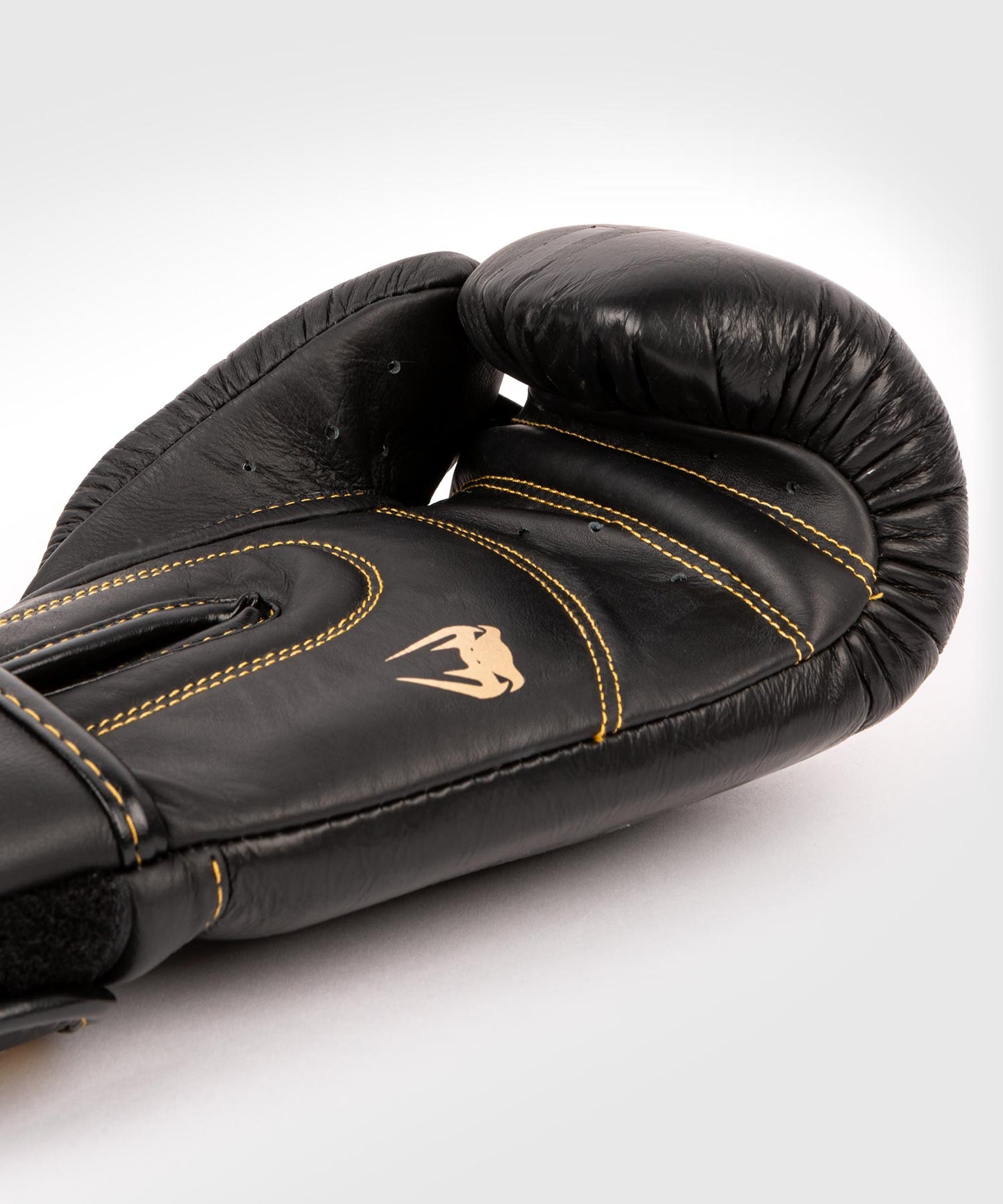Venum Shield Pro bokshandschoenen klittenband - Zwart/Zwart-Goud