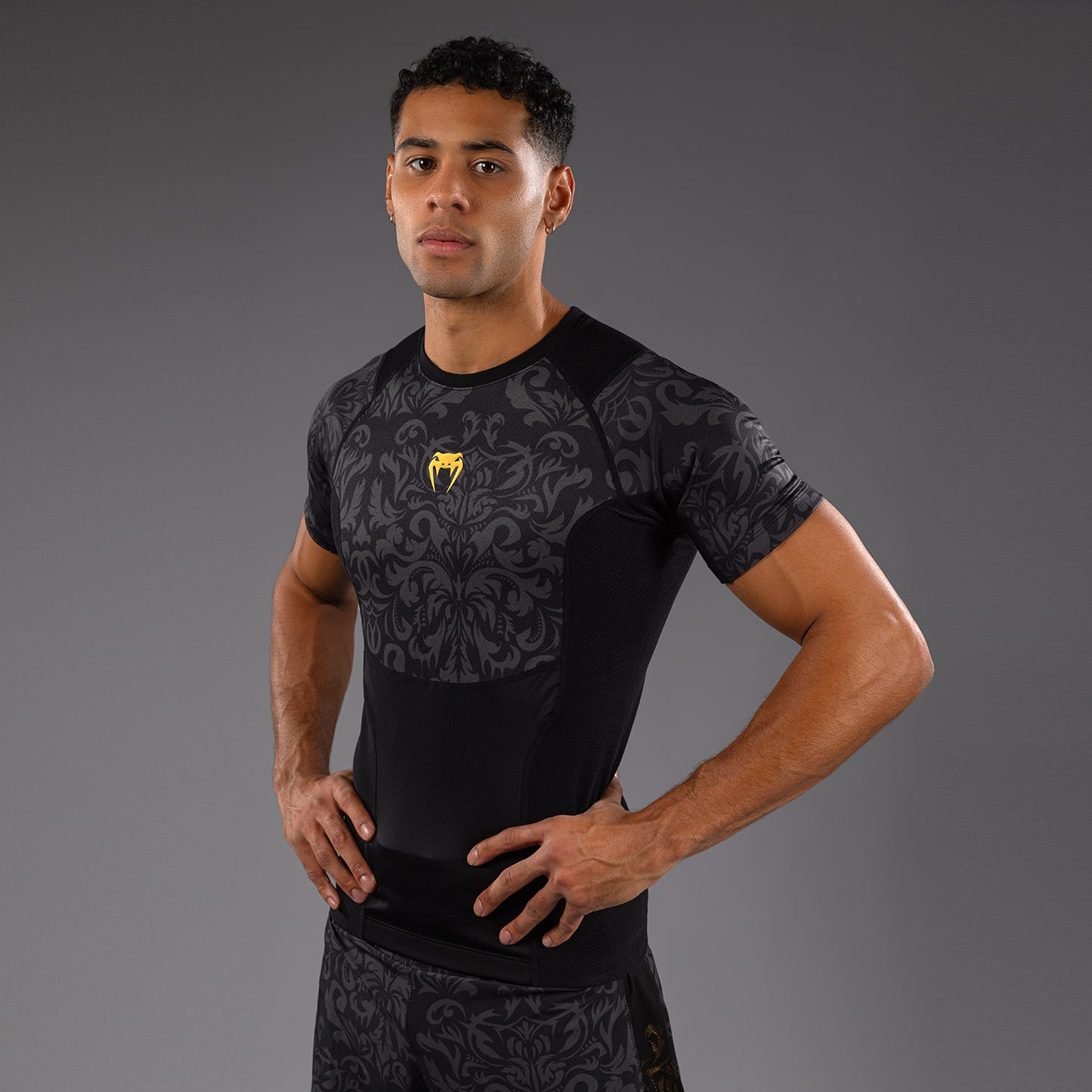 Venum x Topuria Unmatched Edition Korte Mouwen Rashguard - Zwart/Goud