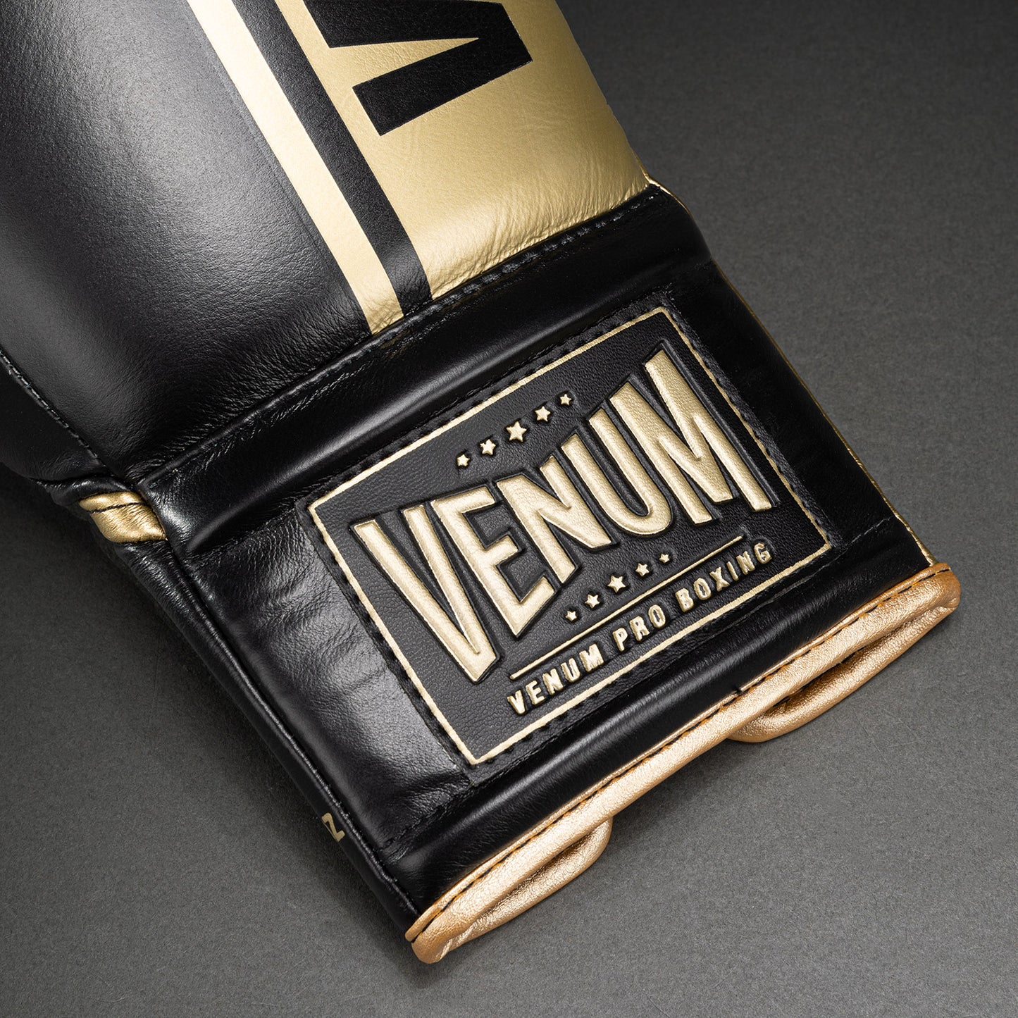 Venum Shield professionele bokshandschoenen met veters - zwart/goud