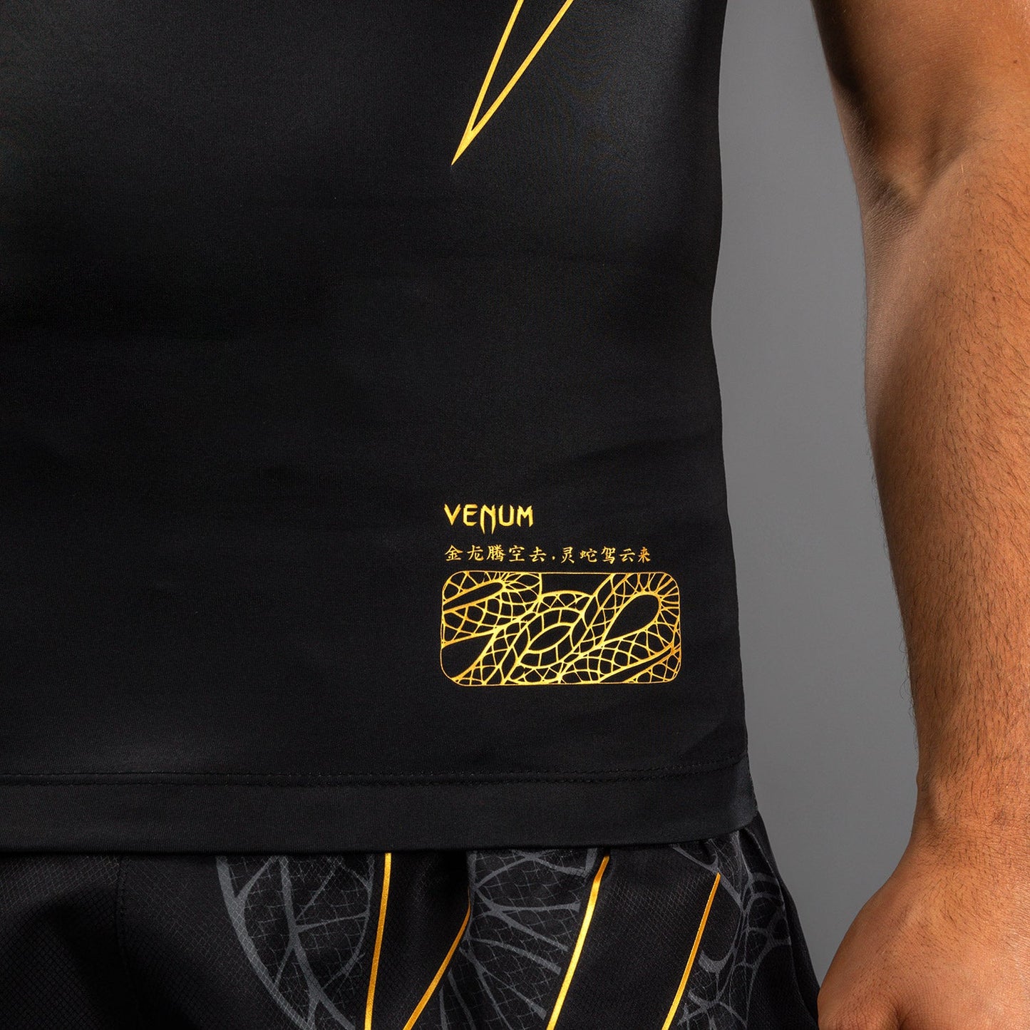 Venum Serpenti Mouwloos Rashguard – Zwart/Zilver/Goud