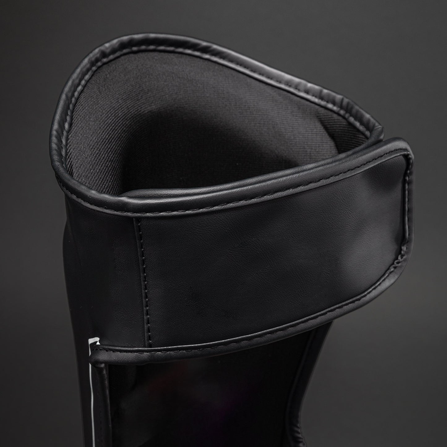 Venum Stealth Scheenbeschermers – Zwart/Wit