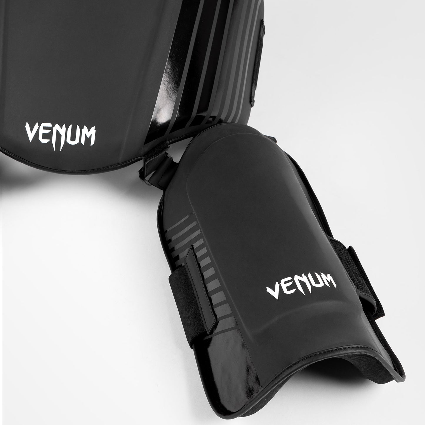 Venum Challenger Buik- en beenbeschermer - Zwart/Wit