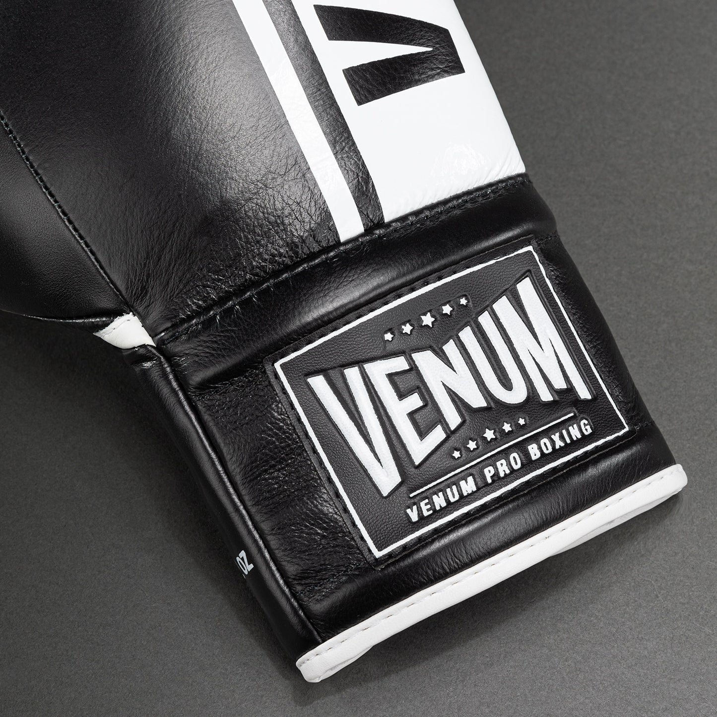 Venum Shield Pro bokshandschoenen met veters - zwart/wit