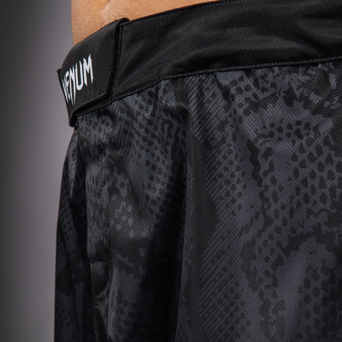 Venum Black Viper Fightshort – Zwart