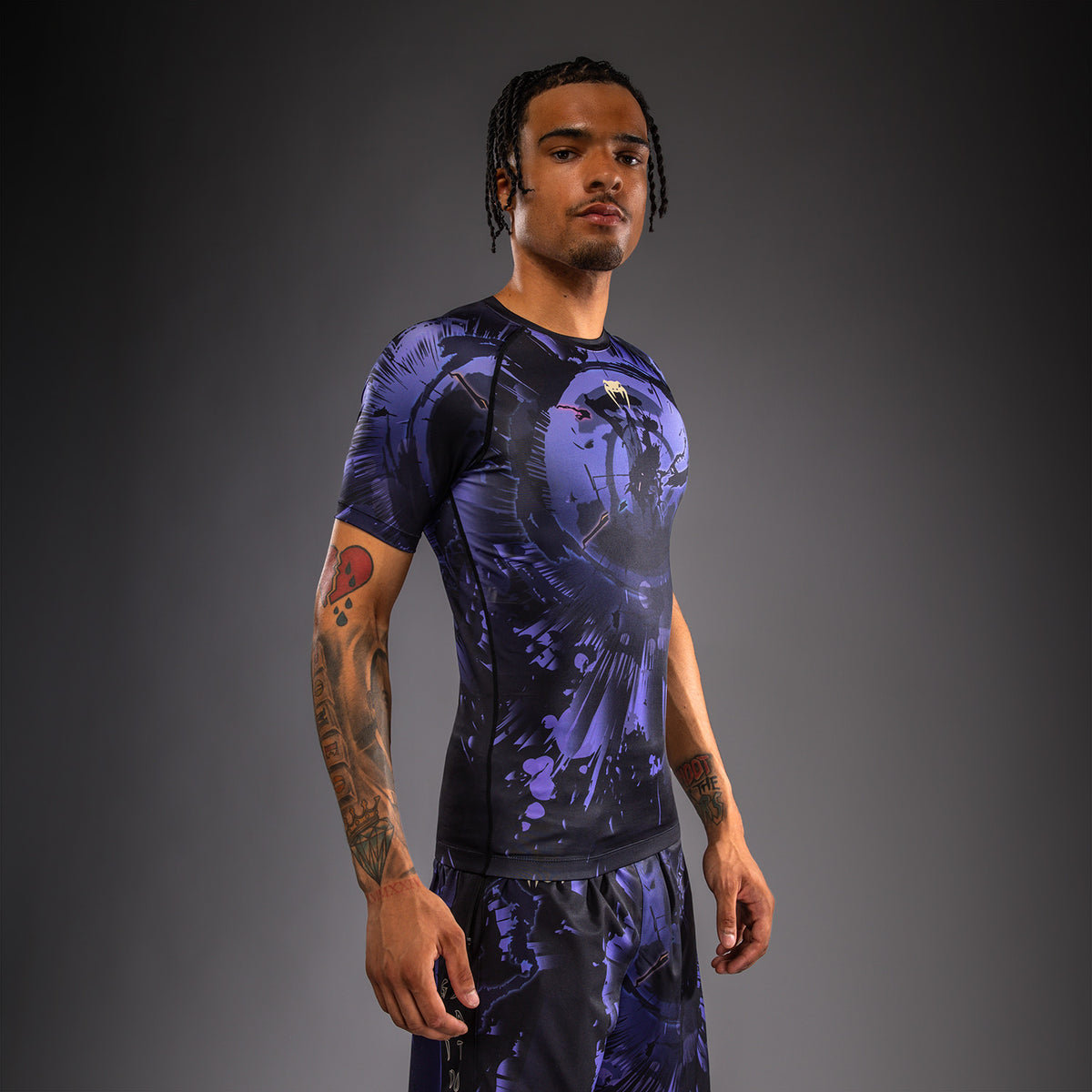 Jujutsu Kaisen x Venum Gojo Rashguard met korte mouwen – Paars