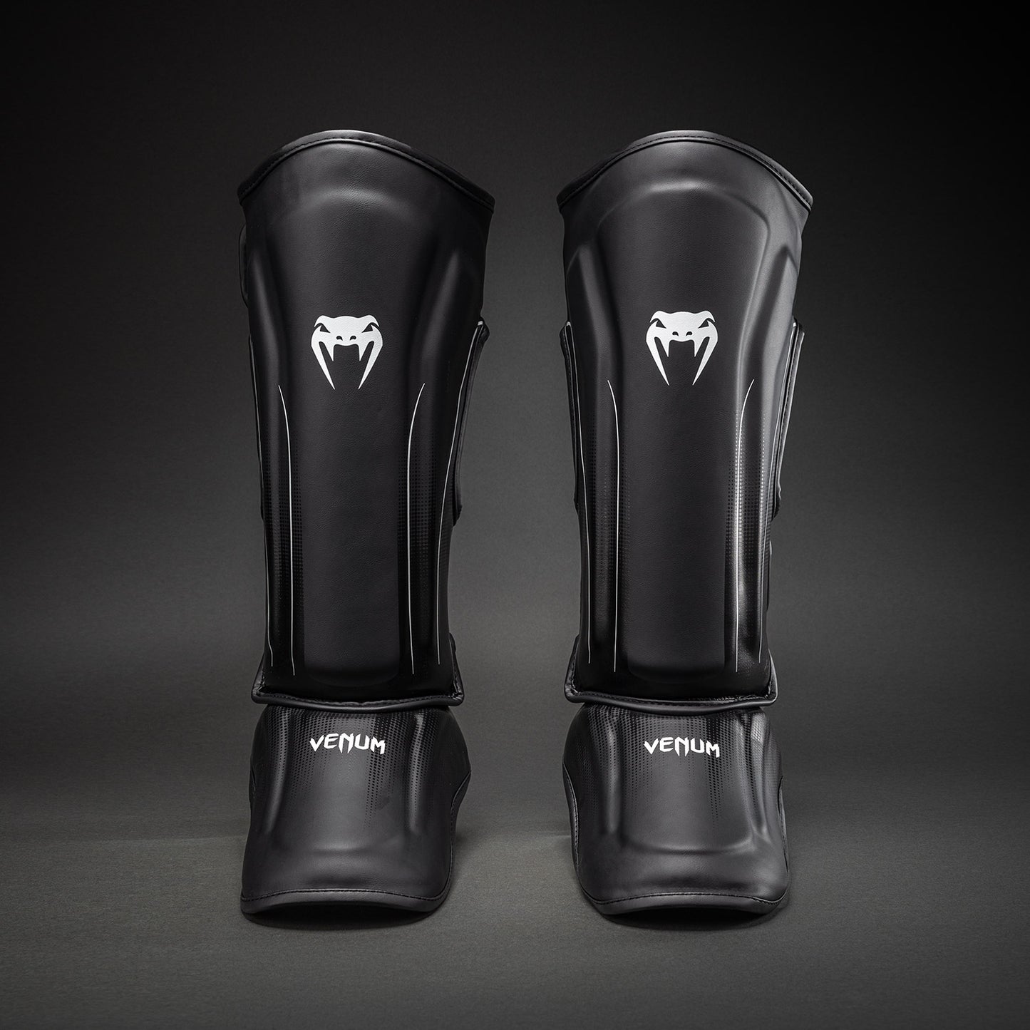 Venum Stealth Scheenbeschermers – Zwart/Wit