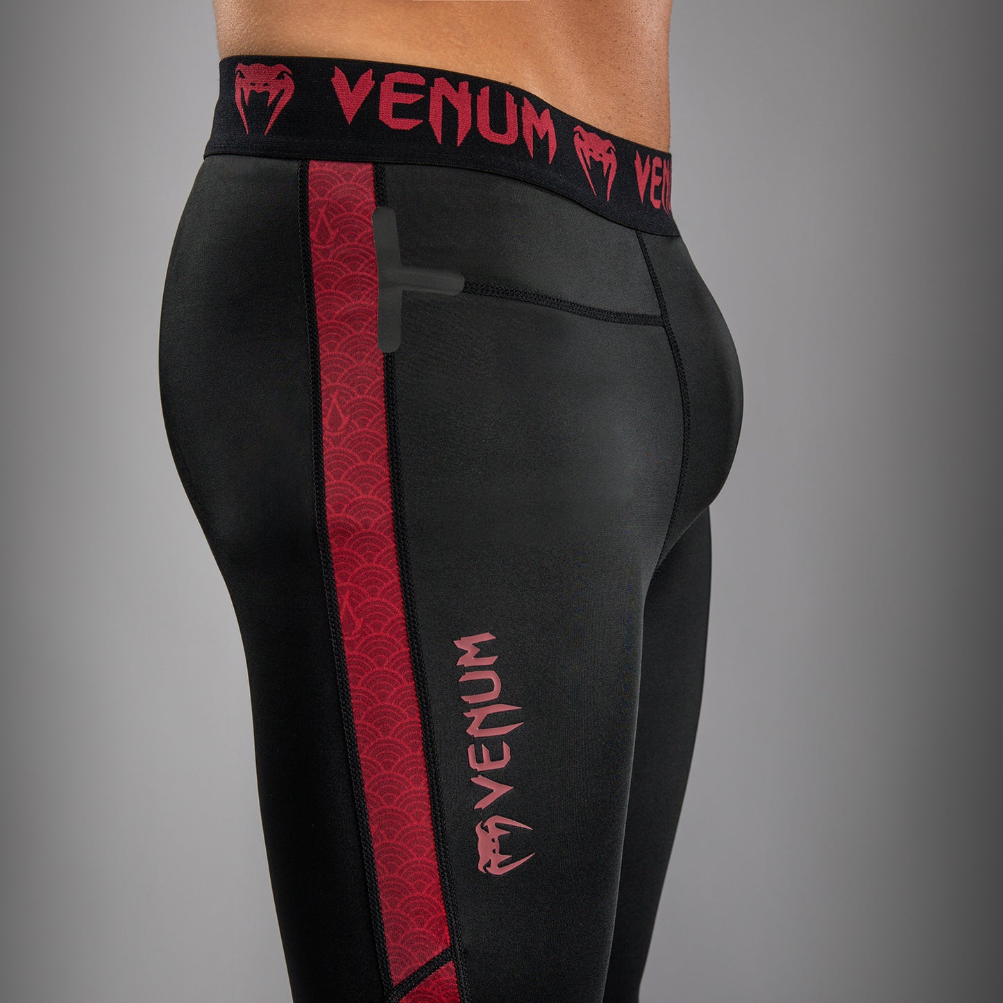 Venum x Assassin’s Creed Shadows Heren Spats - Bordeaux/Zwart