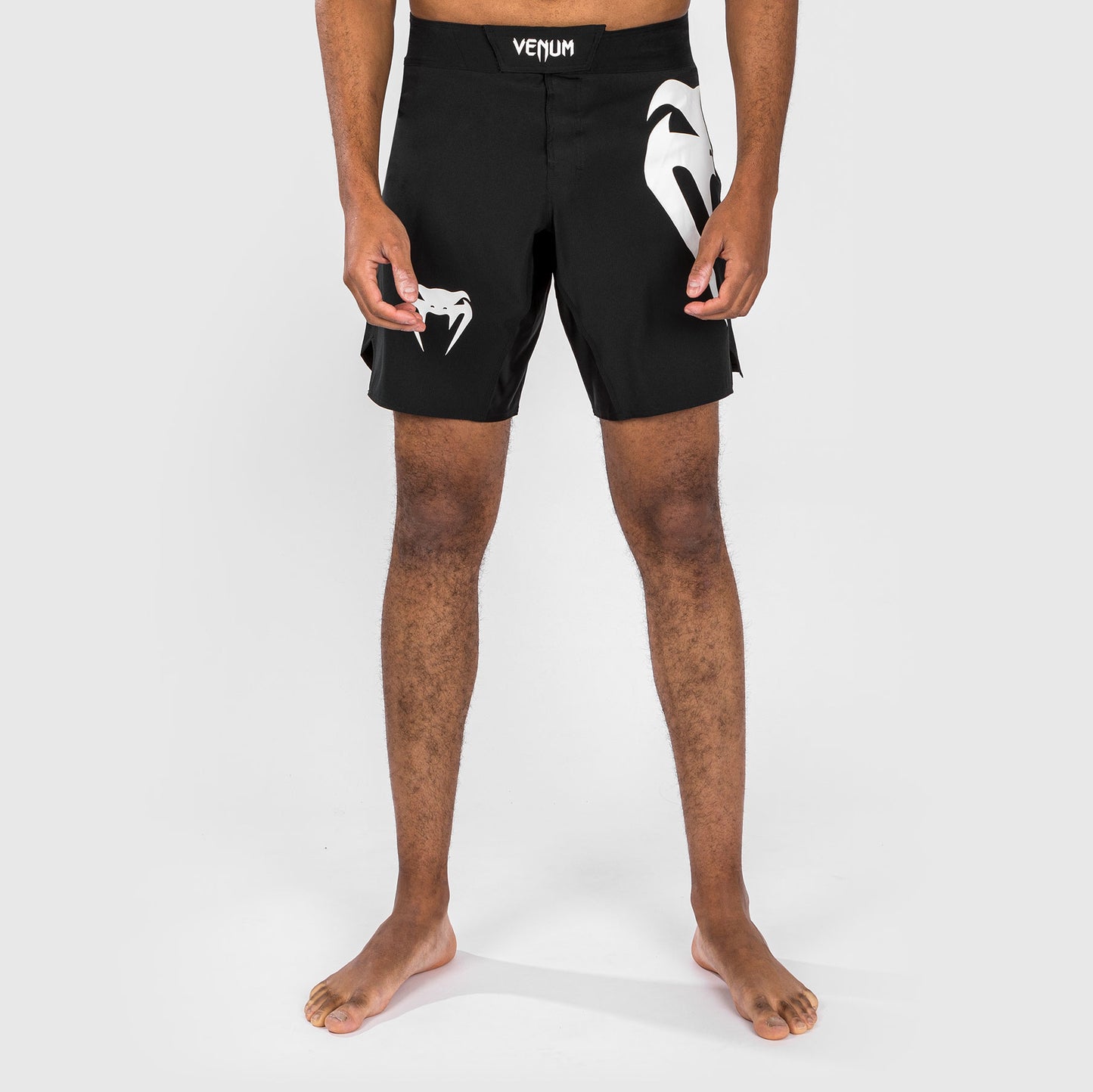 Venum Light 5.0 Vechtshorts - Zwart/Wit
