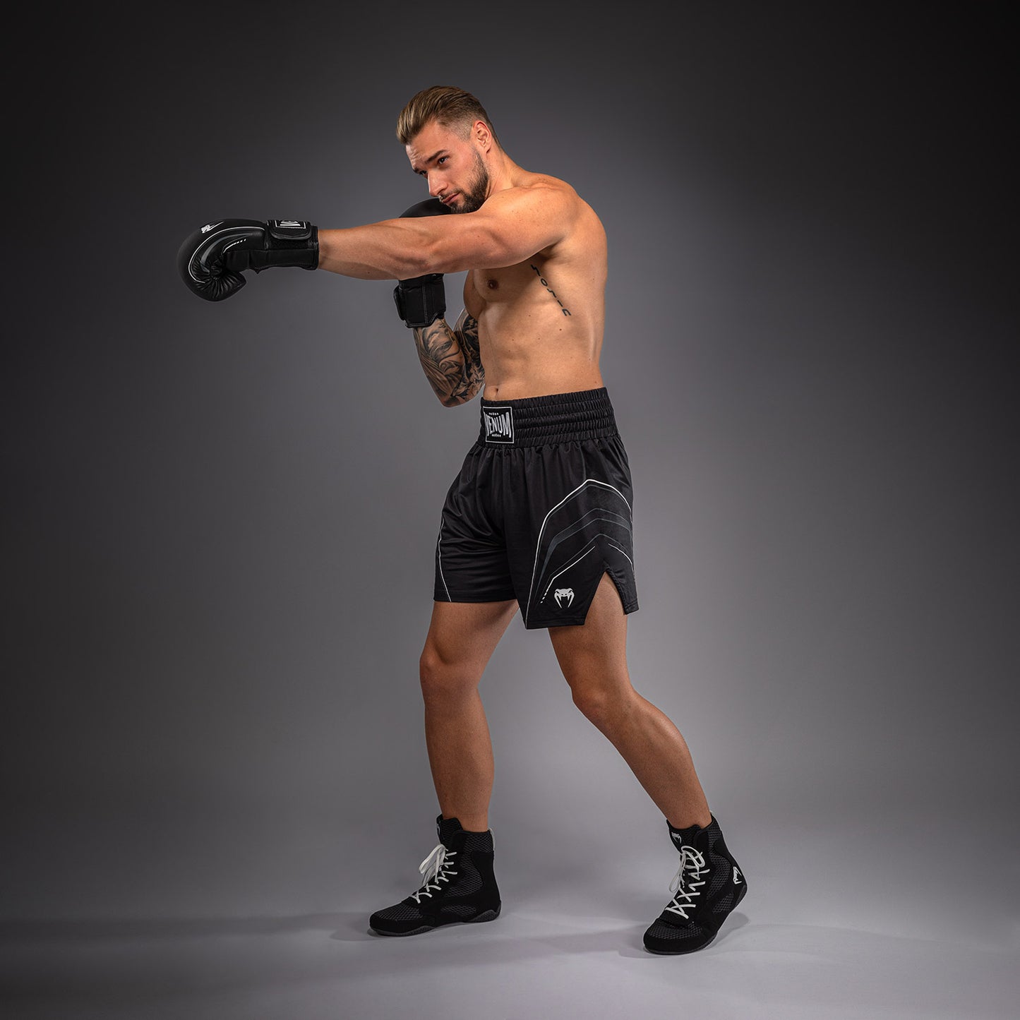 Venum Streamline Boksshort – Zwart/Wit