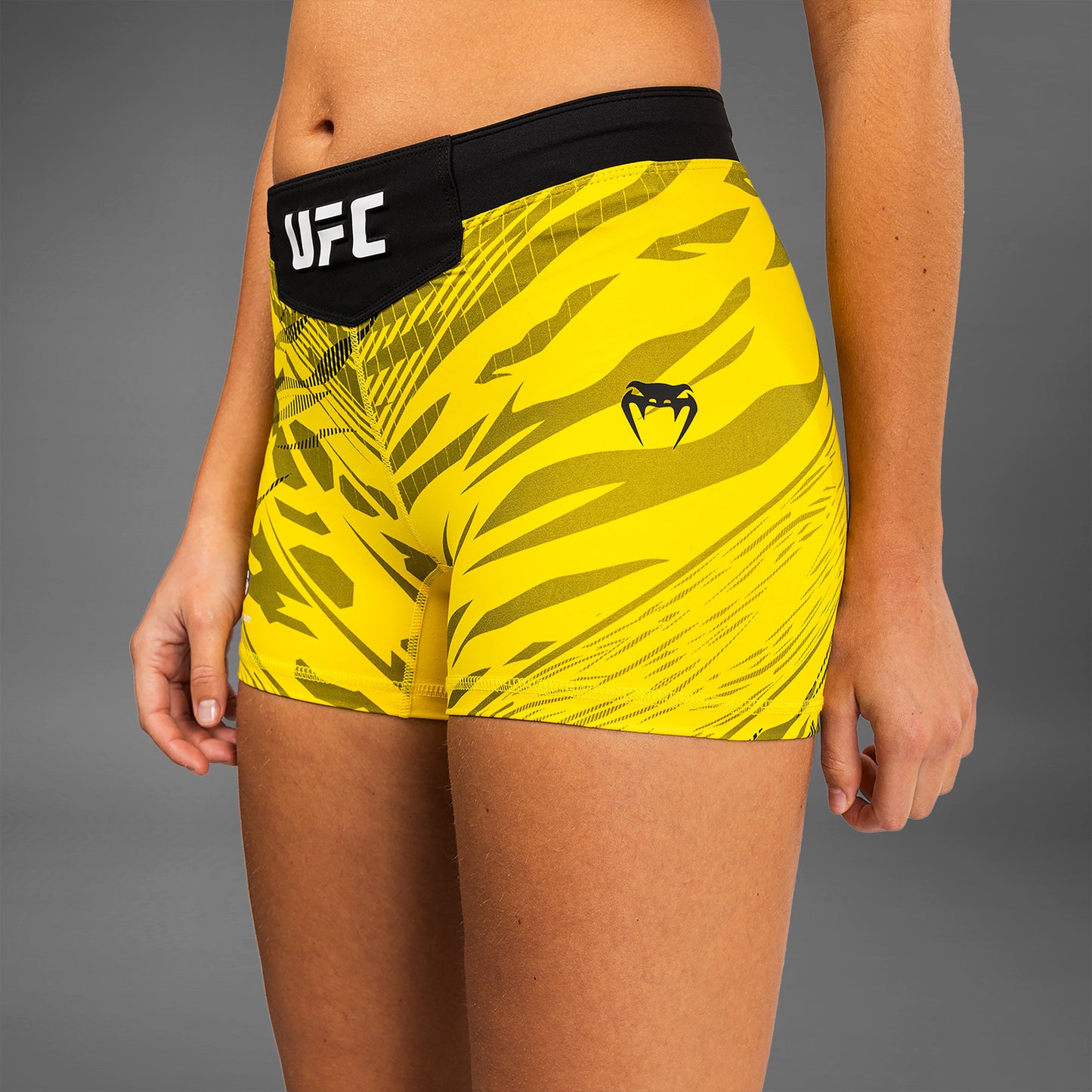 UFC Fusion by Venum Authentic Fight Night Vale Tudo Shorts voor Dames - Kort Fit - Geel