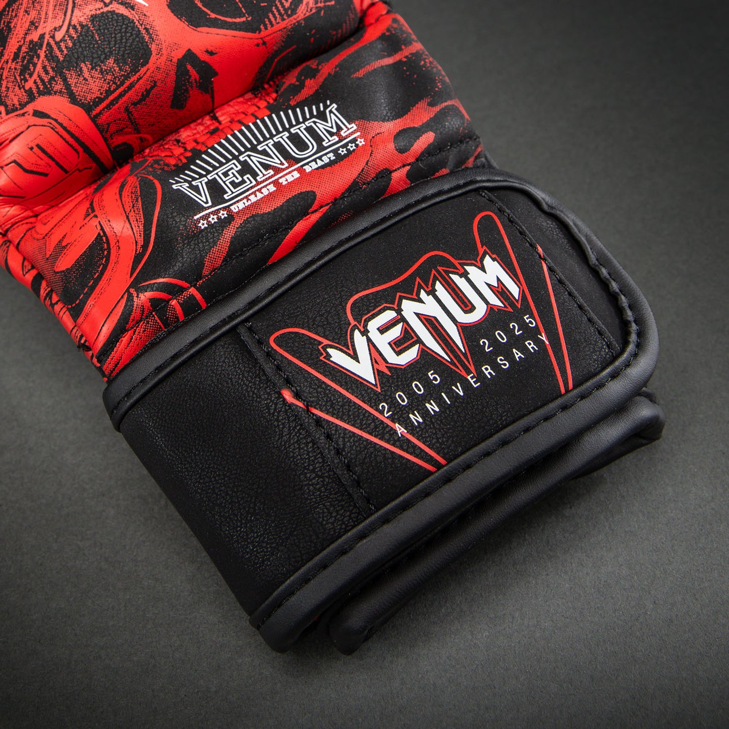 Venum 20th Anniversary Sparring Handschoenen - Zwart/Rood