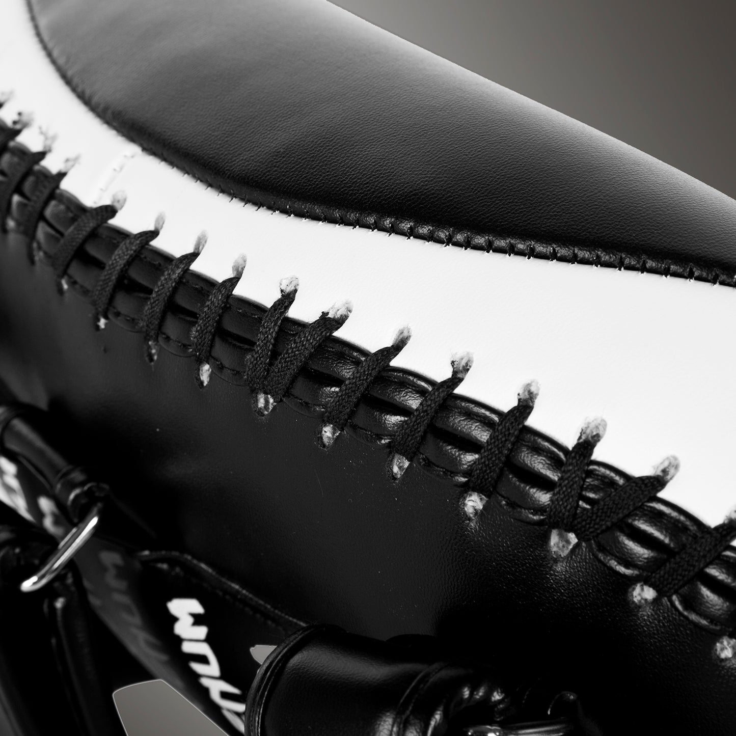 Venum Light Kick Pads - Skintex Leather - Zwart/IJs (Set)