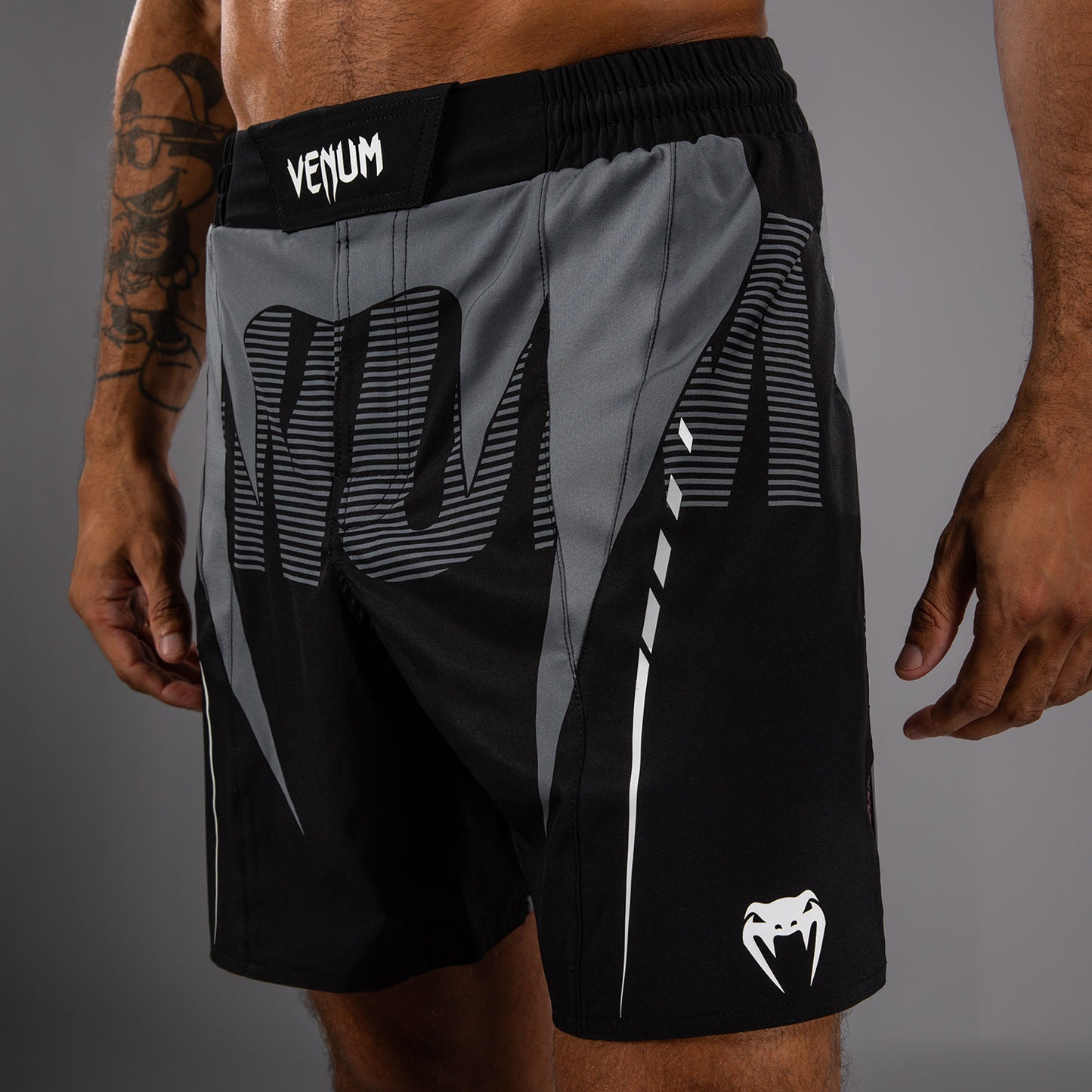 Venum Adrenaline Fightshorts – Zwart/Zilvergrijs