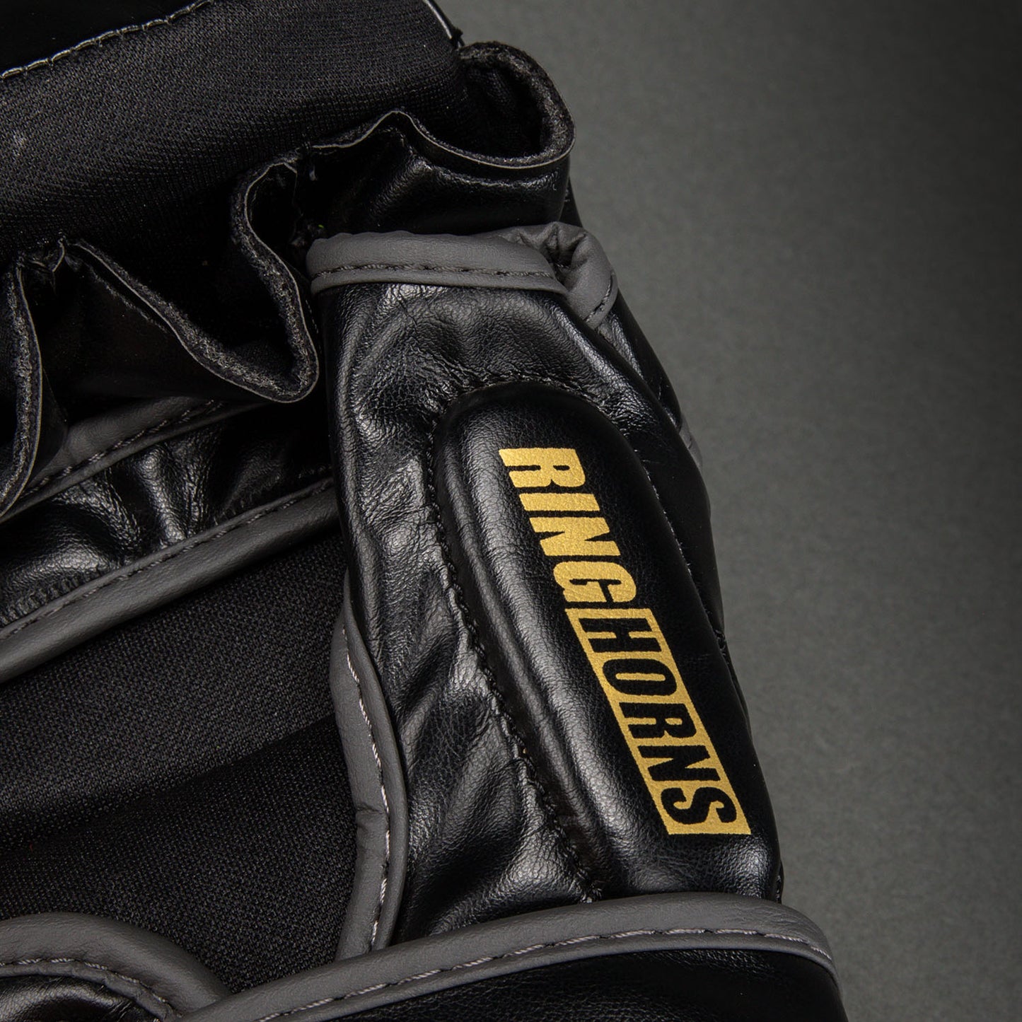 Ringhorns Charger by Venum MMA Handschoenen – Zwart/Goud