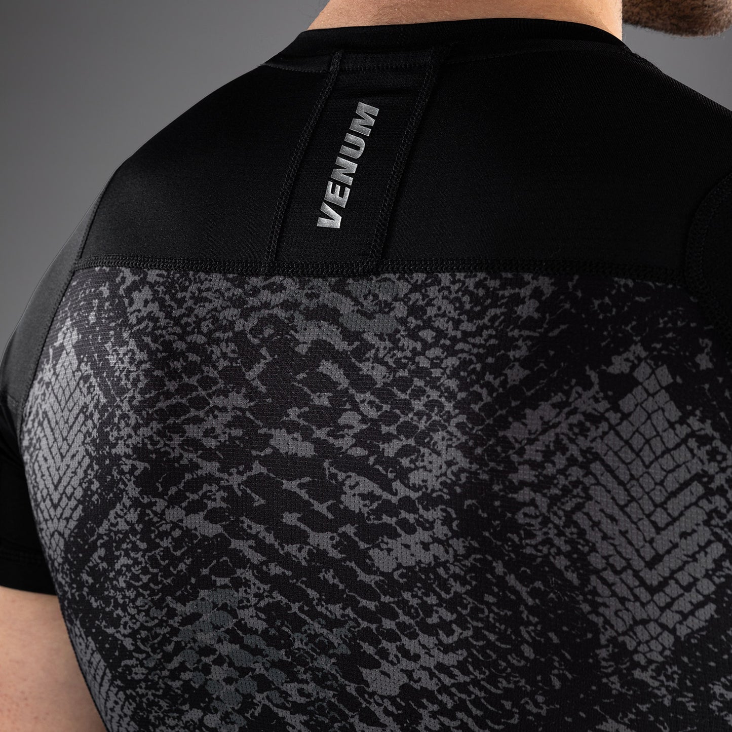 Venum G-Fit Scales Rashguard met korte mouwen – Zwart/Antracietgrijs