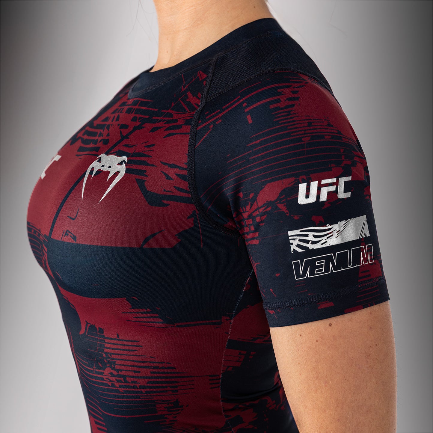 UFC Zenith by Venum Authentic Fight Week Performance Rashguard Korte Mouw Dames - Marineblauw/Bordeauxrood/Zilver