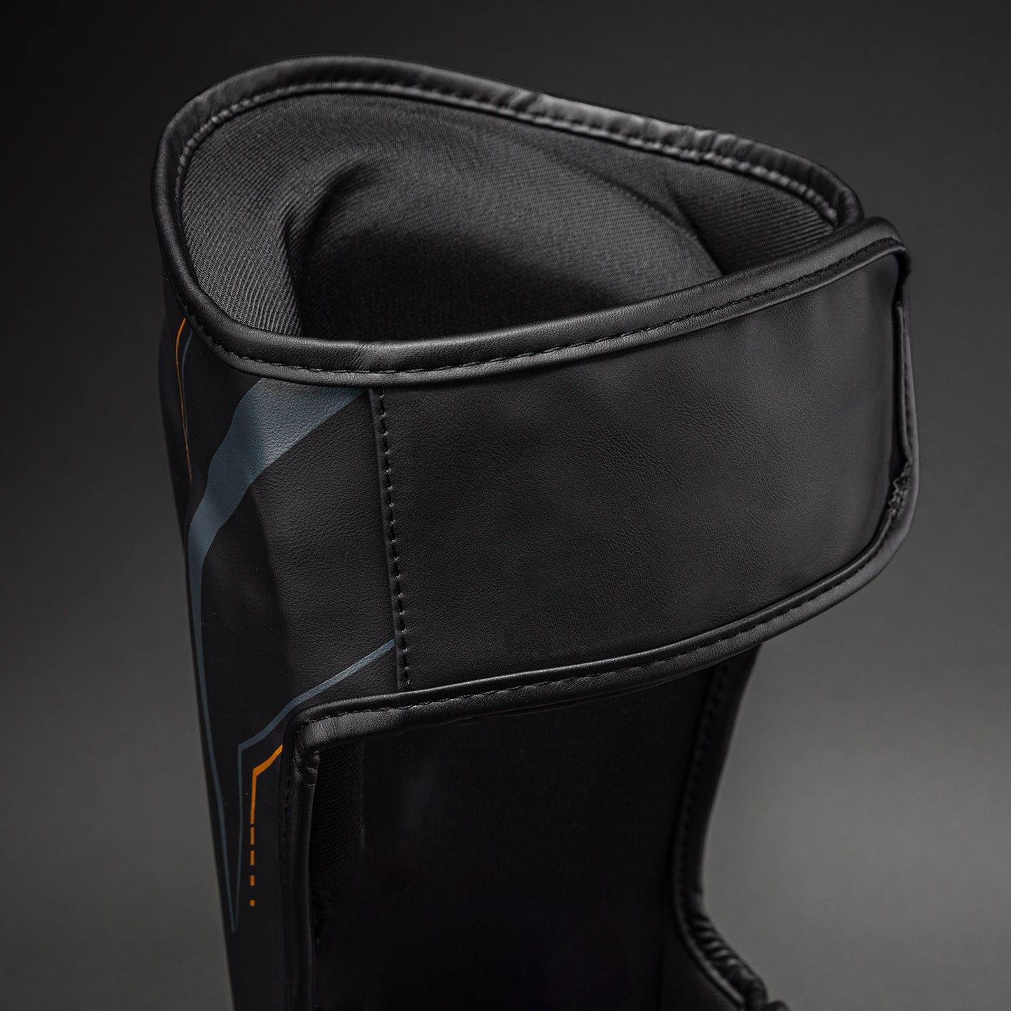 Venum Streamline Scheenbeschermers – Zwart/Goud