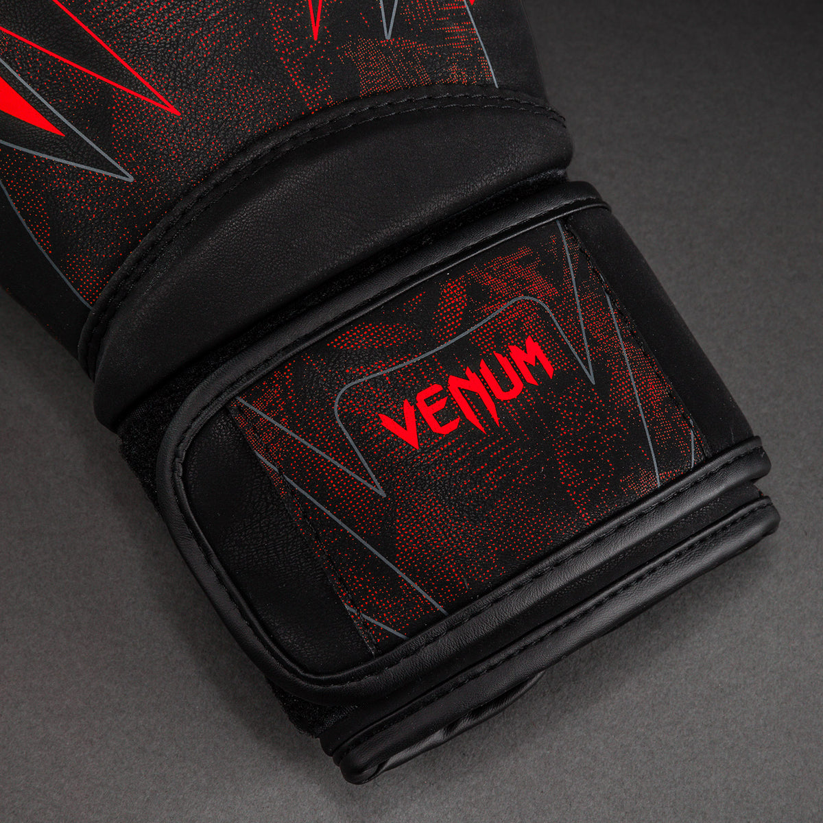 Venum Impact Amazonia Reborn bokshandschoenen - Zwart/Rood