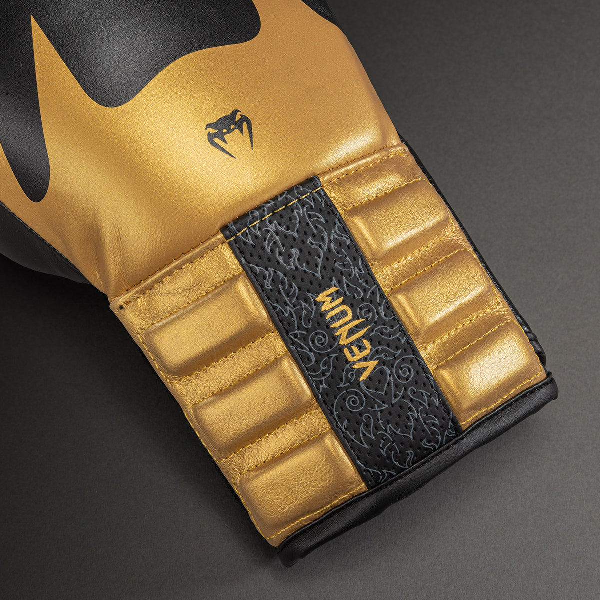 Venum Reverso Bokshandschoenen – Zwart/Goud